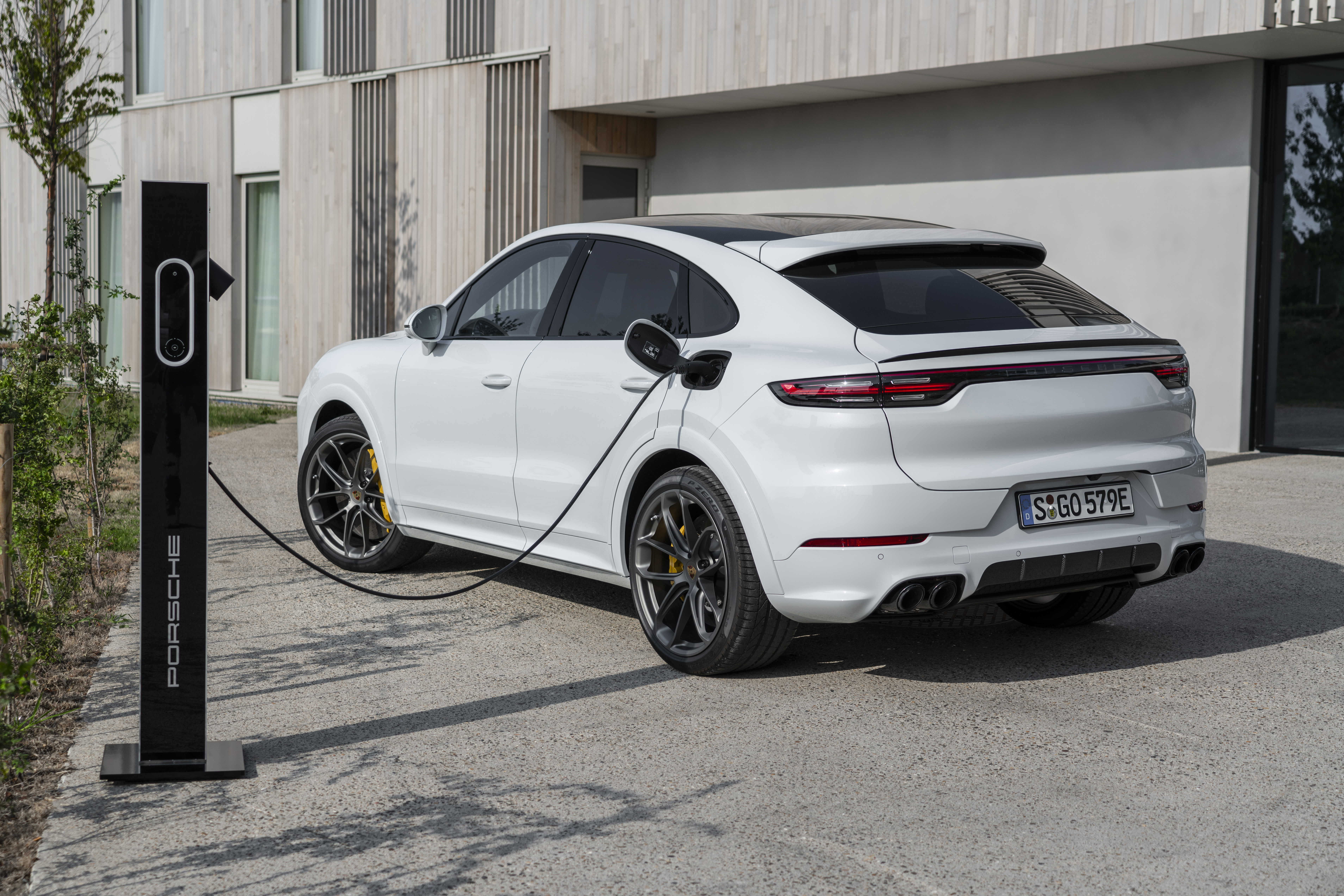 Beim Schnellladen sind die Akkus innerhalb von 2,4 Stunden wieder befüllt. Foto: © Porsche