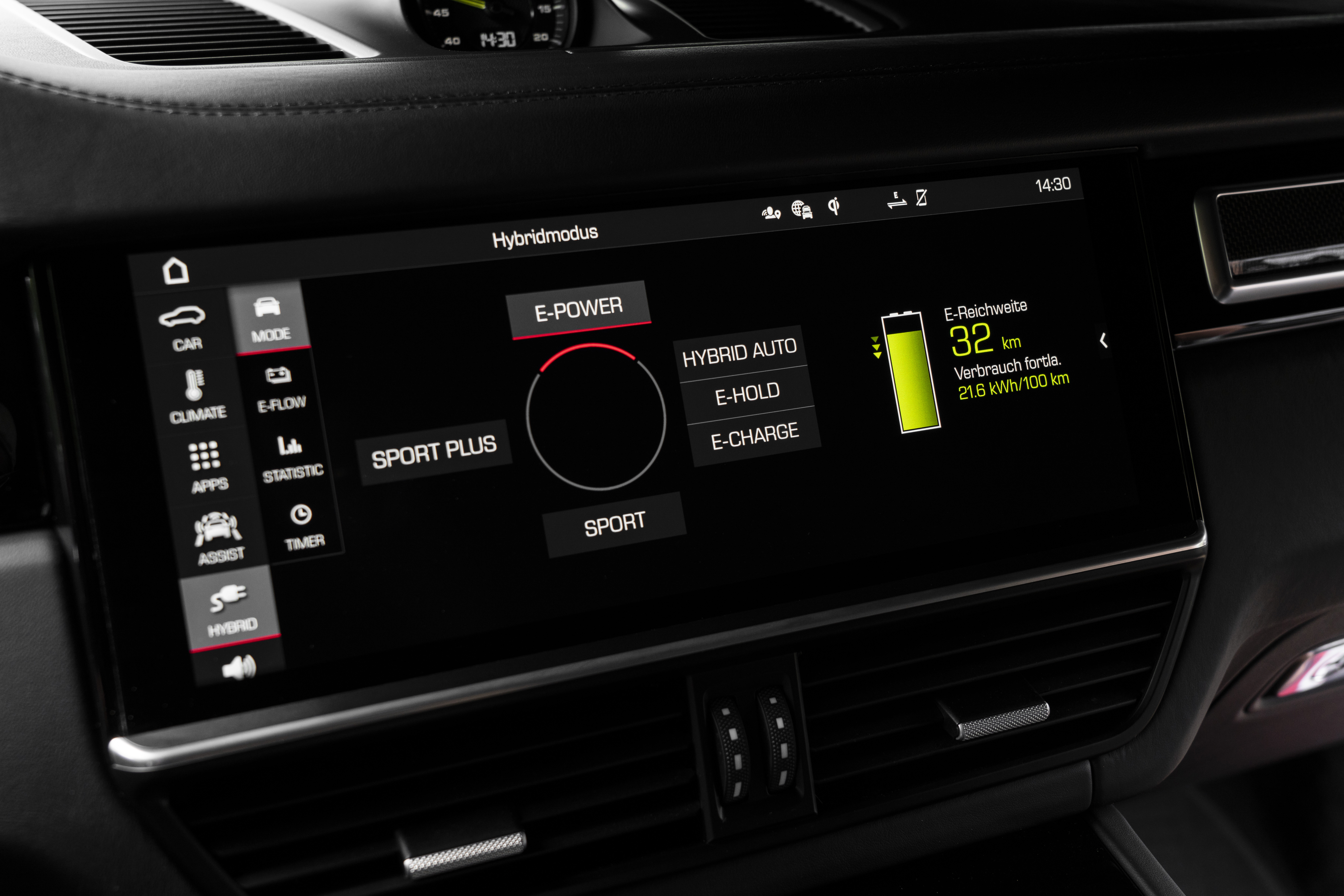 Über den Multimedia-Touchscreen lassen sich Hybrid-Funktionen wie die elektrische Reichweite abrufen. Foto: © Porsche