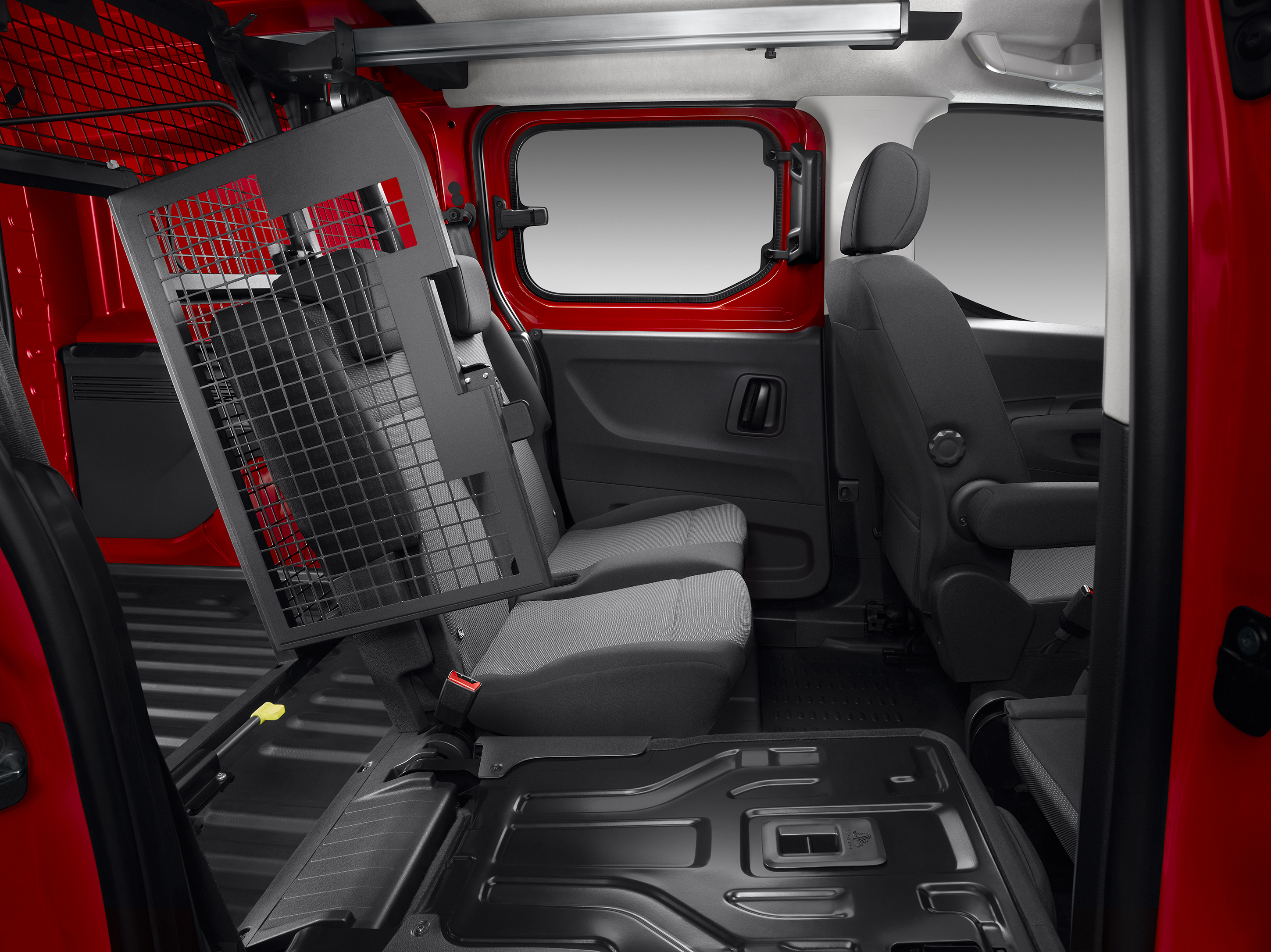 Der Berlingo VarioSpace bietet Platz für fünf, das Trenngitter ist Serie.. Foto: © Citroën