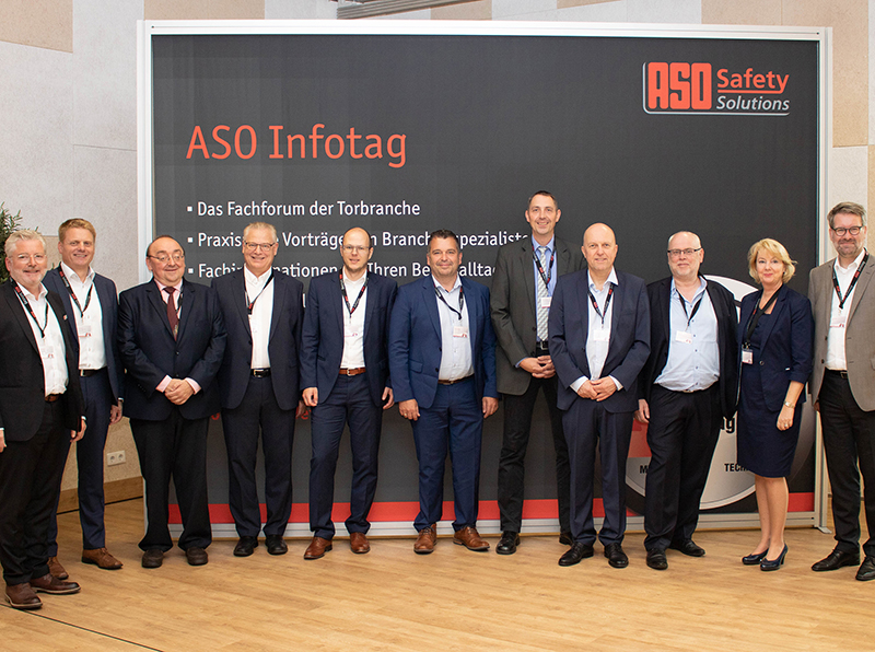 Helmut Friedrich und Dirk Danzebrink mit den Referenten Christopf Marny, Norbert Pewny, Nicolas Geitmann, Markus Macal, Bernd Mathes, Kai-Uwe Grögor, Olaf Vögele, Kathrin Quint und Olaf Heptner (von links nach rechts). Foto: © ASO