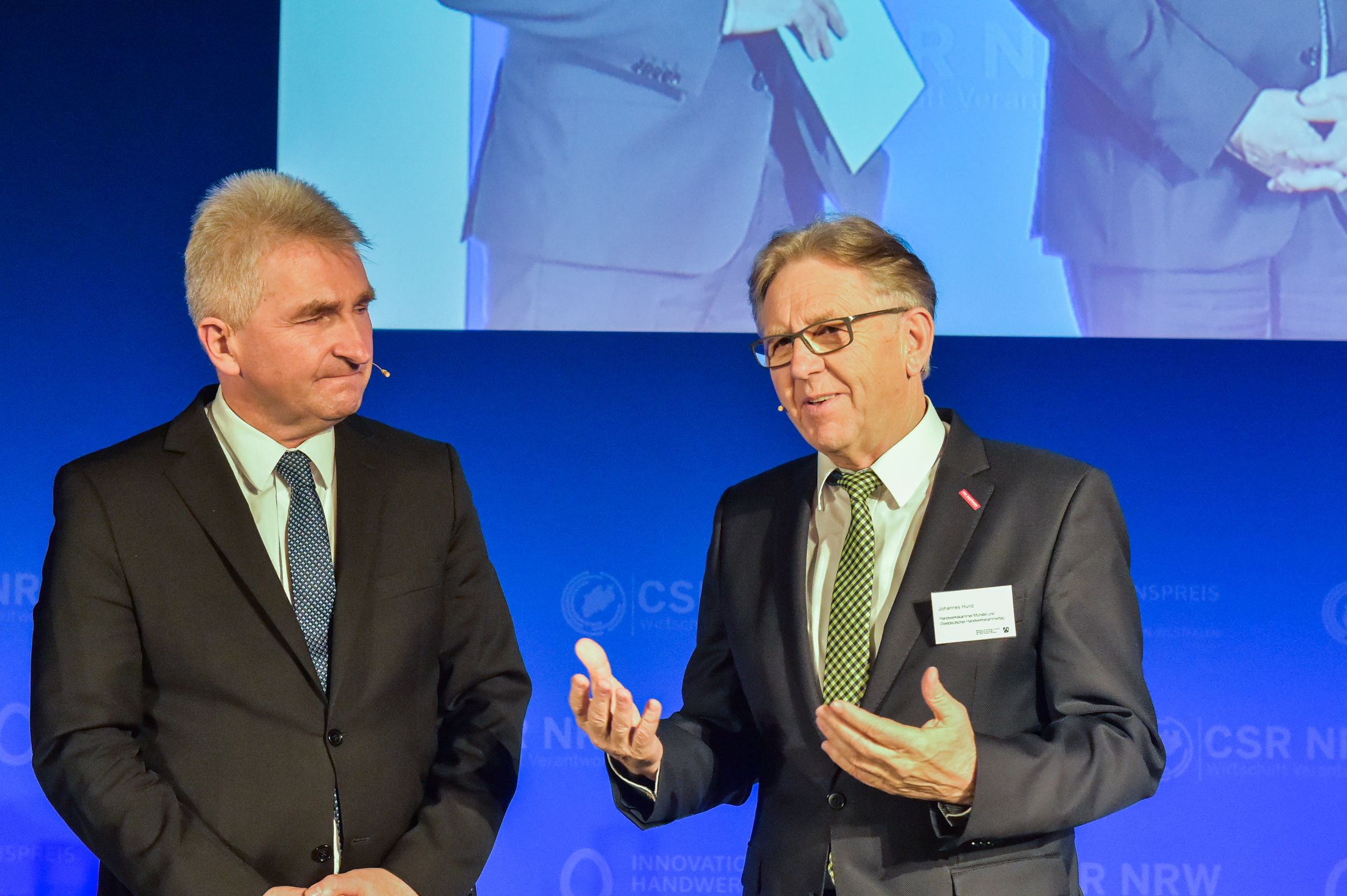 Wirtschaftsminister Andreas Pinkwart und Hans Hund (r.) gemeinsam bei der ersten Verleihung des Innovationspreises. Foto: © WHKT