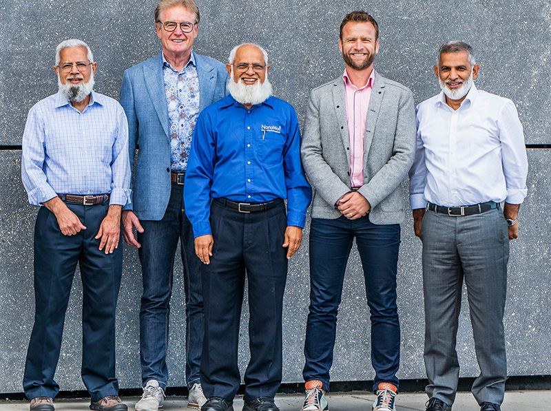 Zu Gast in Melle (v. l.): Ahmad Nana, Technical Director, Herbert Holtgreife, Senior Consultant, Ebrahim Nana, CEO, Stefan Holtgreife, CEO und Ozair Nana, Commercial Director. Foto: © Solarlux