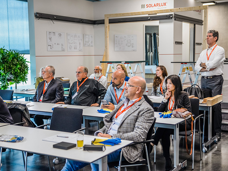 Produktworkshops und neue Marketingstrategien standen für die rund 100 amerikanischen Vertriebler und Monteure auf dem Programm. Foto: © Solarlux