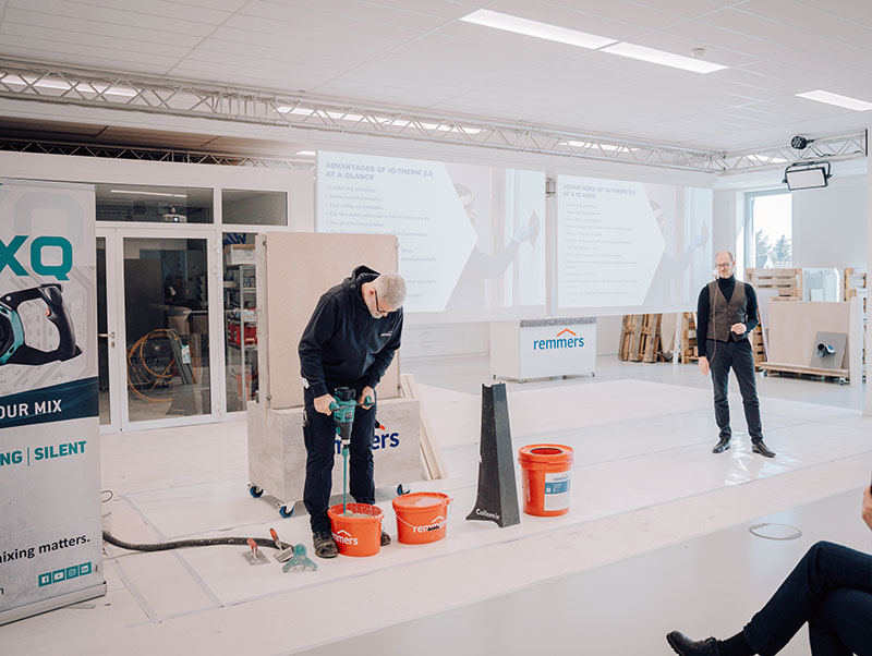 Bei den praktischen Vorführungen wurden die multifunktionale Innendämmung iQ-Therm 2.0 sowie der neue ACM-Funktionsmörtel zur Sanierung stark salzhaltiger Untergründe im Einsatz gezeigt. Foto: © Remmers, Löningen