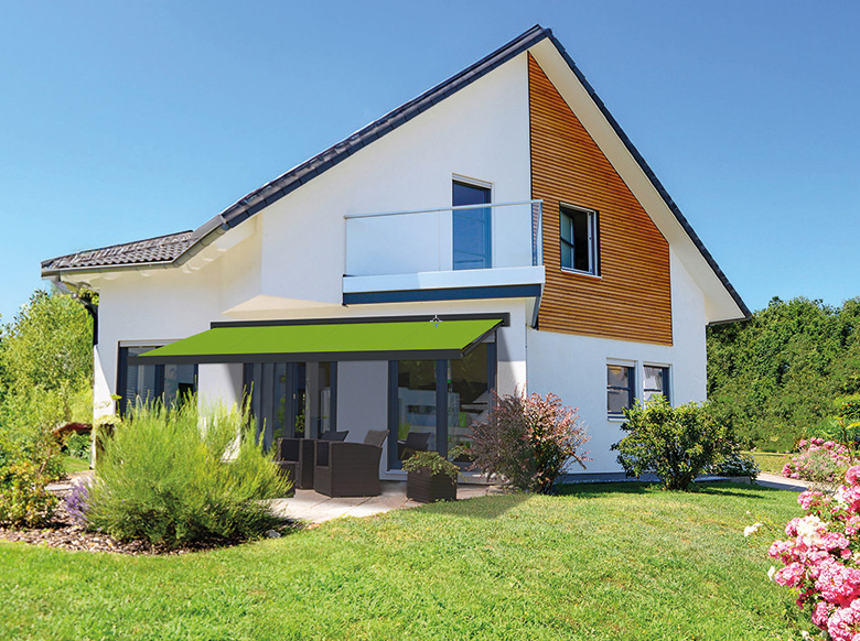 Die Kassettenmarkise fügt sich dank ihrer minimalistischen, kubischen Bauform harmonisch in unterschiedlichste Architekturstile ein und überzeugt darüber hinaus durch hohe Flexibilität und Funktionalität. Foto: © Erhardt