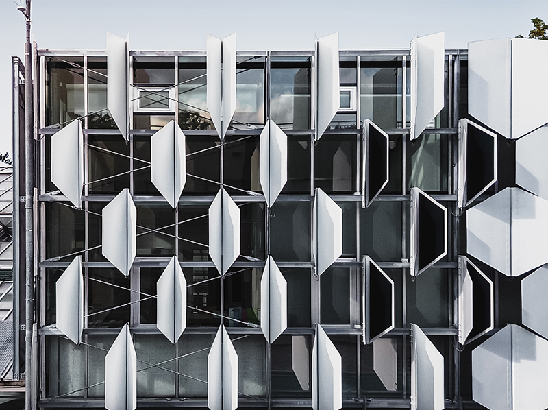 Die FlectoLine-Elemente sind an der Fassade eines Gebäudes im Botanischen Garten der Universität Freiburg installiert. Foto: © ITKE/ITFT University of Stuttgart