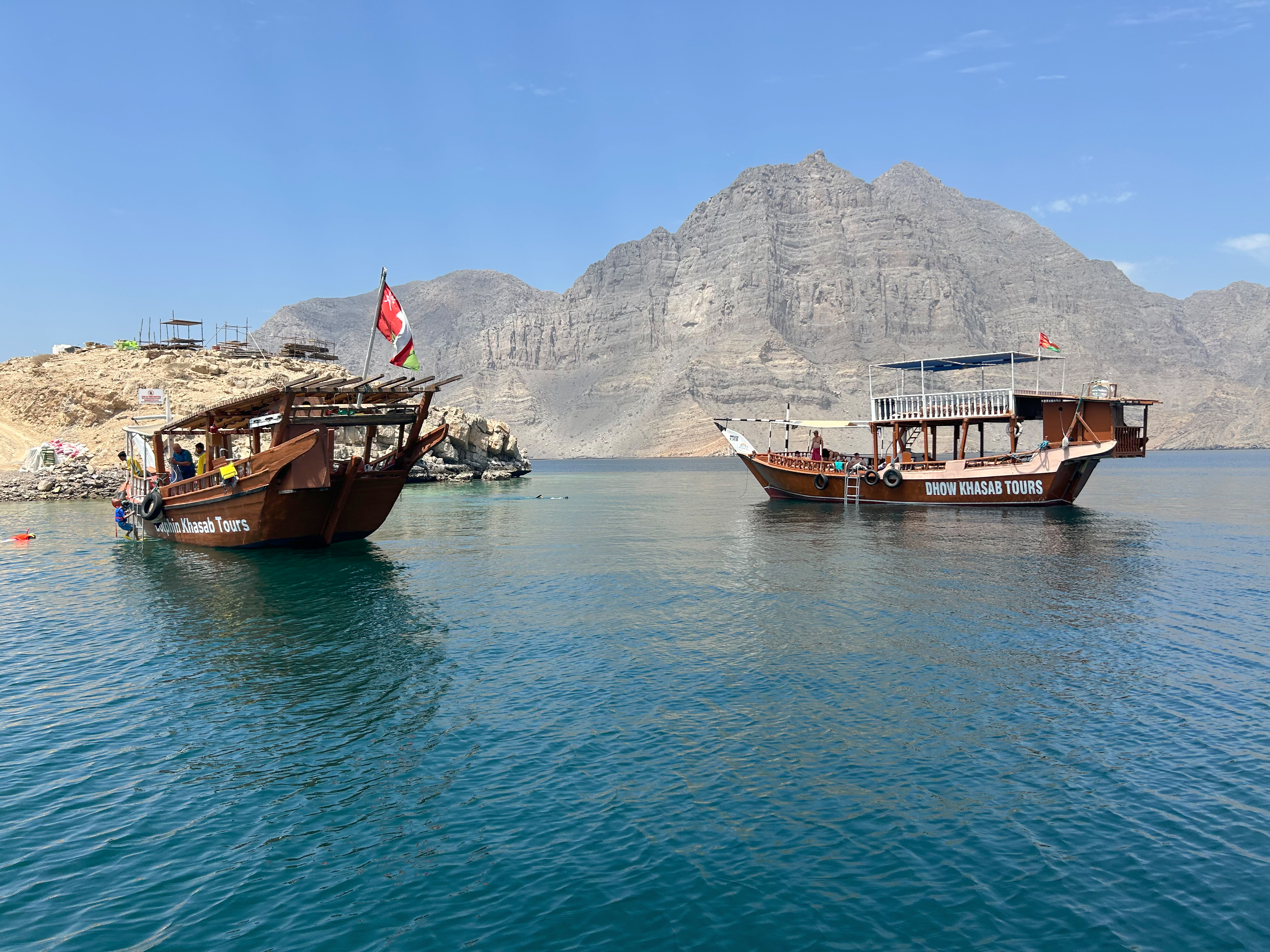 Eine Dhow-Kreuzfahrt zeigt die beeindruckende Fjord-Landschaft des Omans. Foto: © DHB