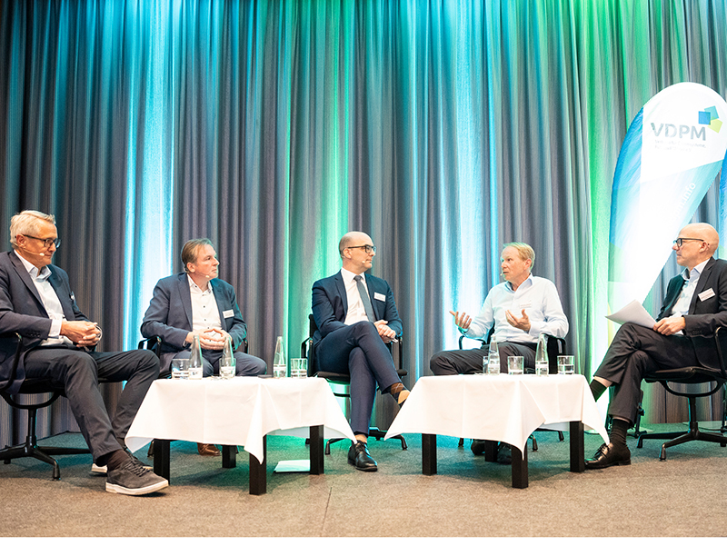 Wie kommt Deutschland aus der Baukrise? Es diskutierten (v.l.) Christoph Dorn, Prof. Dr. Michael Voigtländer, Michael Kießling, Martin Langen und Klaus Stratmann (Moderator). Foto: © VDPM / Simone M. Neumann