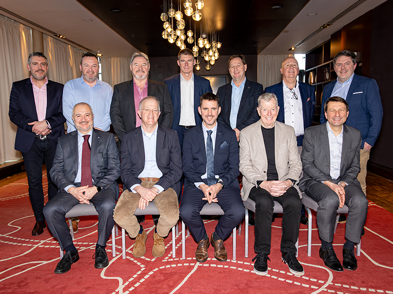 Vordere Reihe (v.l.n.r.): Luca Pezzini, ELA-Secretary General; ELA-President Wim Koster; Giles Lord, Chairman of the Irish Lift and Escalator Association and Joint Owner and Director of Byrne Lifts; LEIA-Board Member George Jackson, LEIA-Managing Director Nick Mellor. Hintere Reihe (v.l.n.r.): Niall Whitty, Regional Director, Orona MWL Ireland; Declan McKenna, Modernisation Director I.LS. (Fain); Paul Flynn, Owner and Managing Director, Ascension Lifts; Simon Adair, Managing Director, Kone; David Bourke, Owner and Managing Director, Accel Lifts; Garech McGuinness, CEO, Infinity Lifts; Mike Rushe, Service Director, Infinity Lifts. Foto: © Sarai Olivier