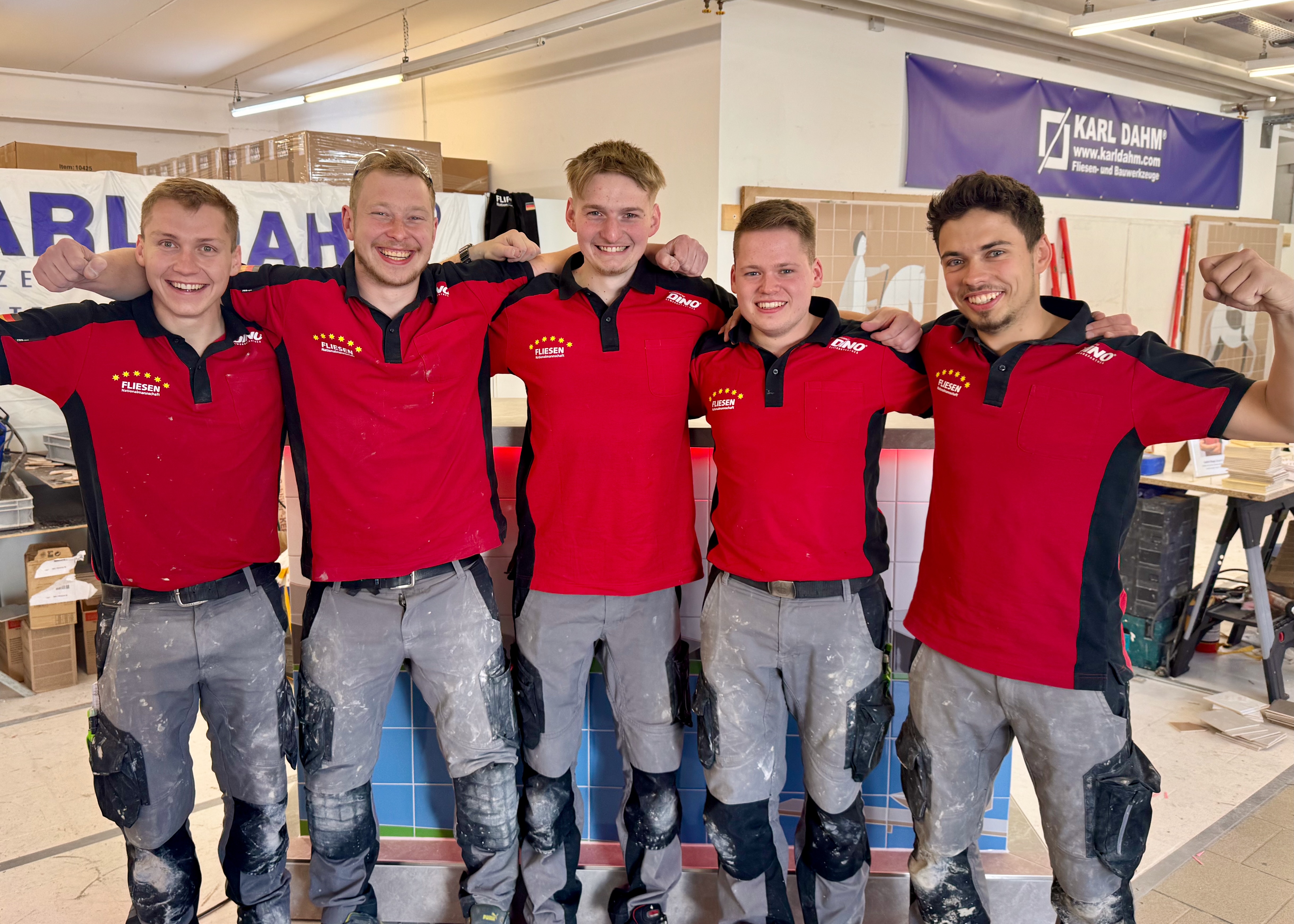 Die Teilnehmer der GermanSkills 2025 der Fliesenleger-Nationalmannschaft (v. l. n. r.): Cedric Bopp, Philipp Schlegel, Niko Schleicher, Luis Brauner und Luca Kühne Foto: © Fachverband Fliesen und Naturstein