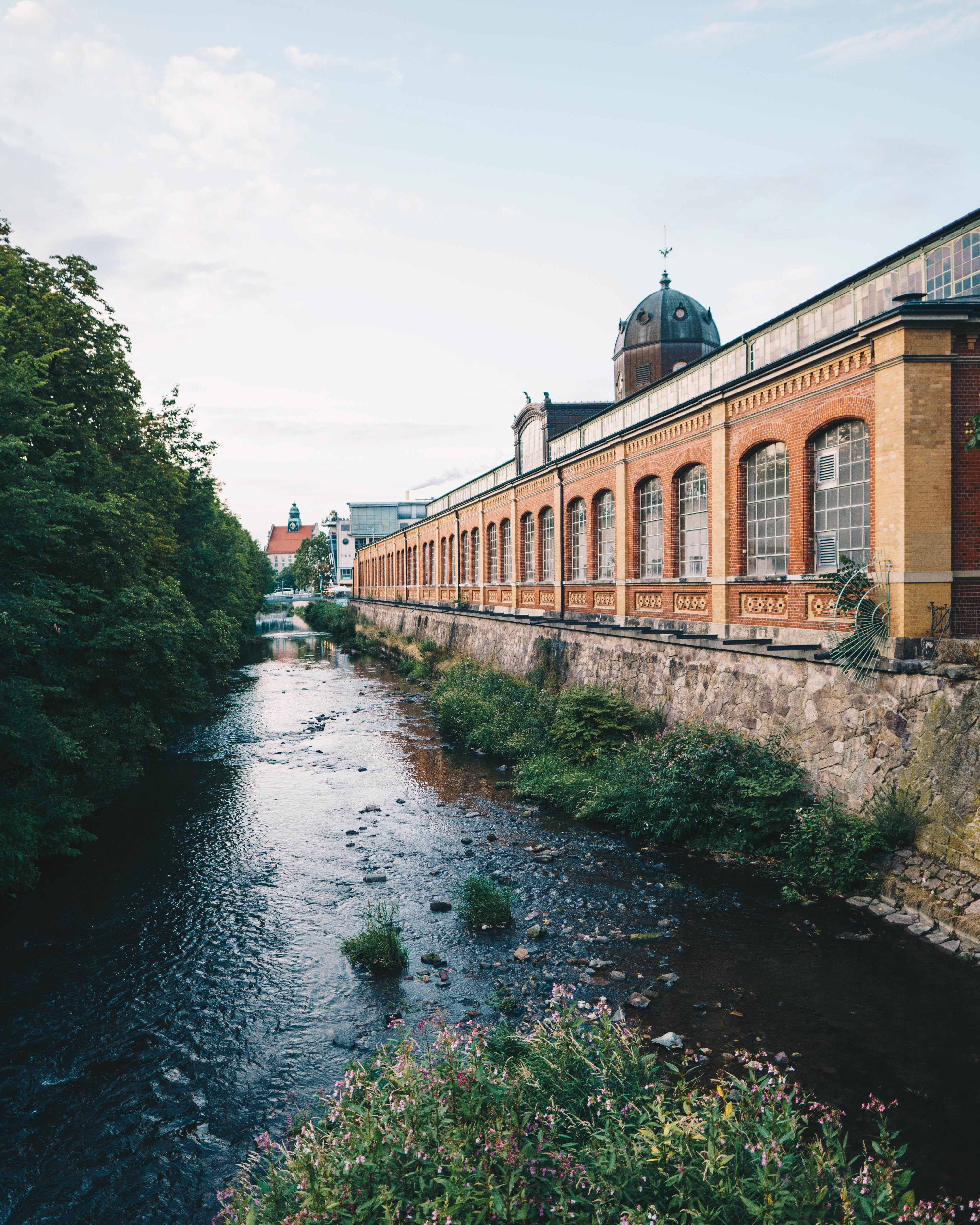Industriekultur mit der historischen Markthalle und der Fluss Chemnitz. Foto: © Ernesto Uhlmann
