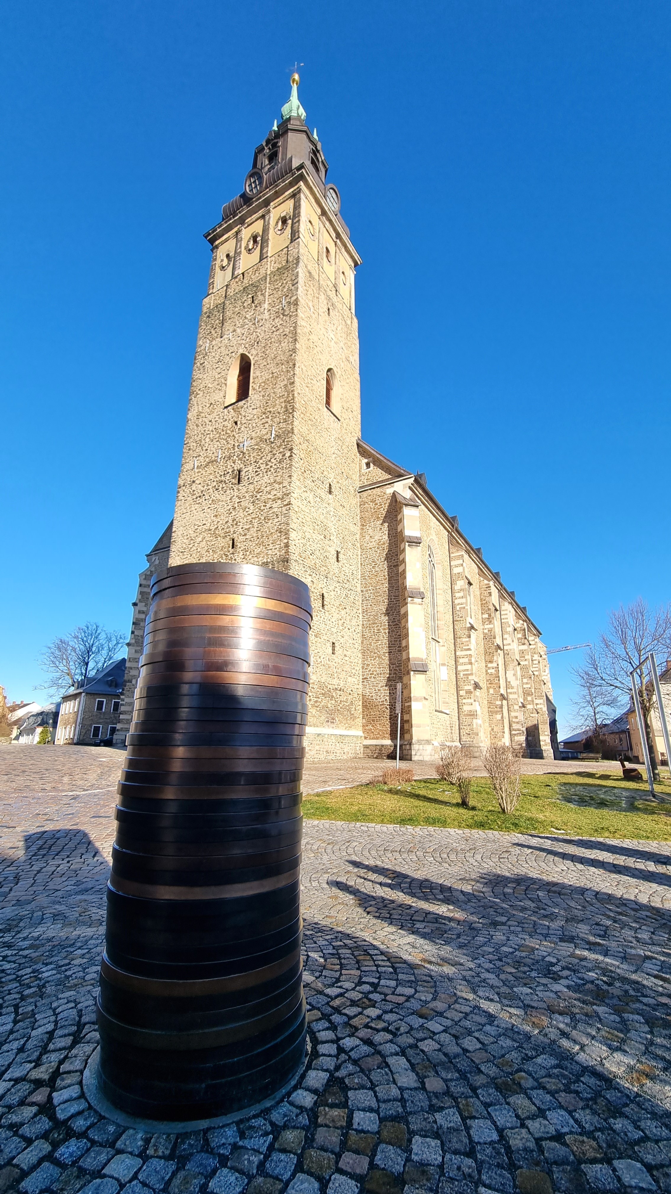 Sean Scullys Münzstapel vor der St. Wolfgangskirche in Schneeberg. Foto: © Cornelia Ganitta
