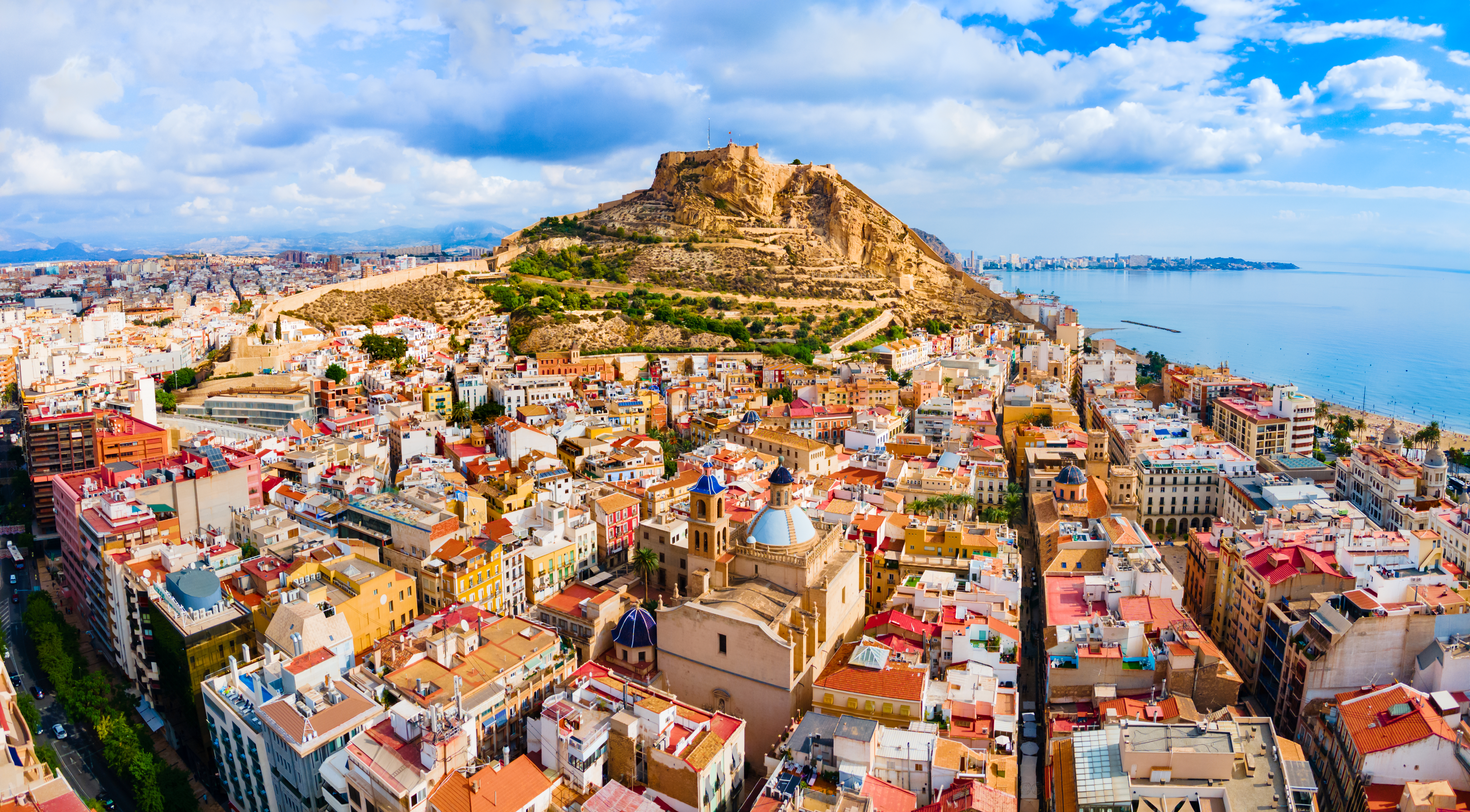 Imposant ragt die Burg Santa Barbara über der Hauptstadt der Costa Blanca. Besonders schön erstrahlt die Burg im Abendlicht! Foto: © iStock.com/saiko3p