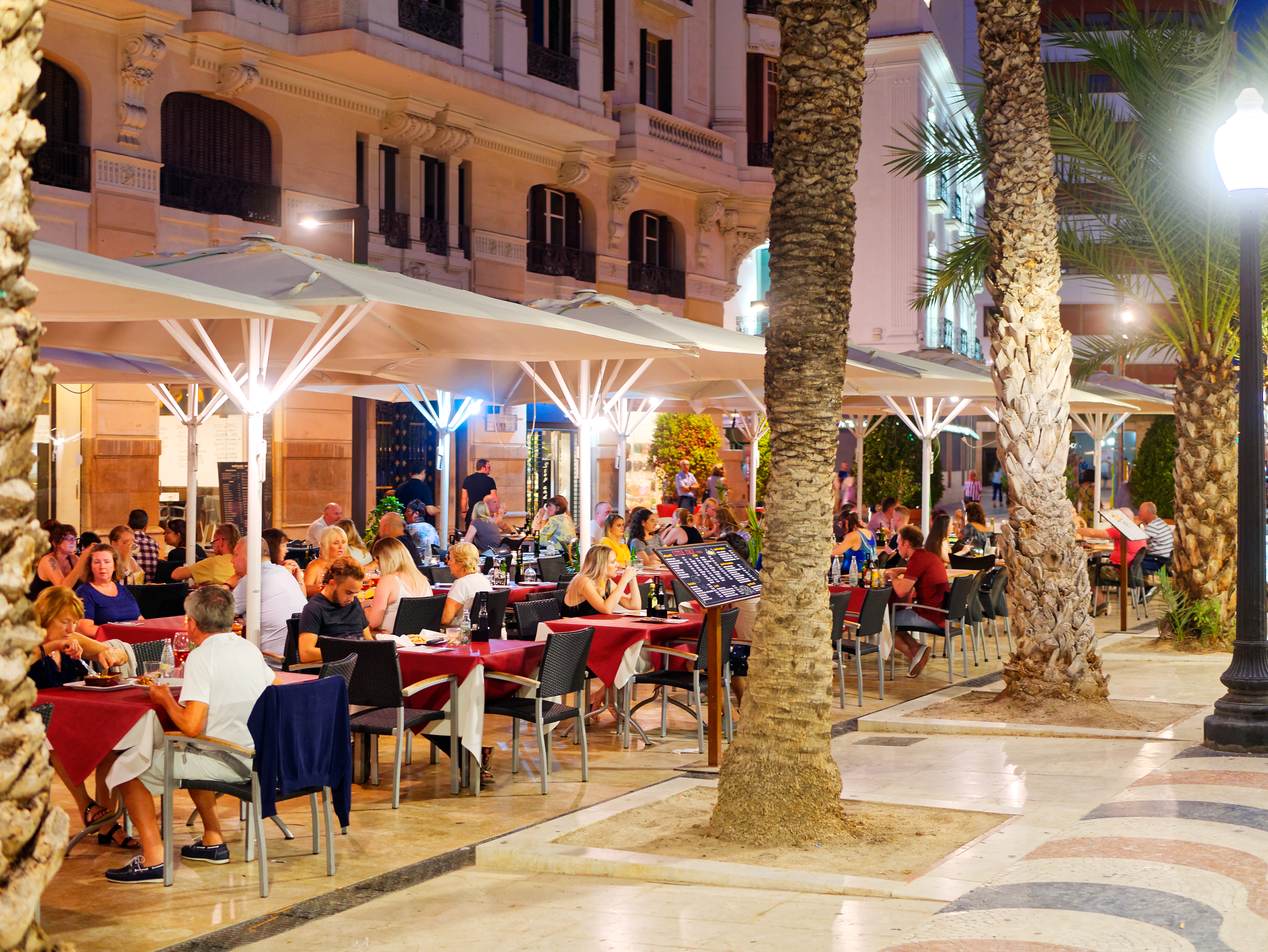 Vor allem in den Abendstunden füllen sich die kleinen Bars an der Promenade. Foto: © iStock.com/kkoszowski