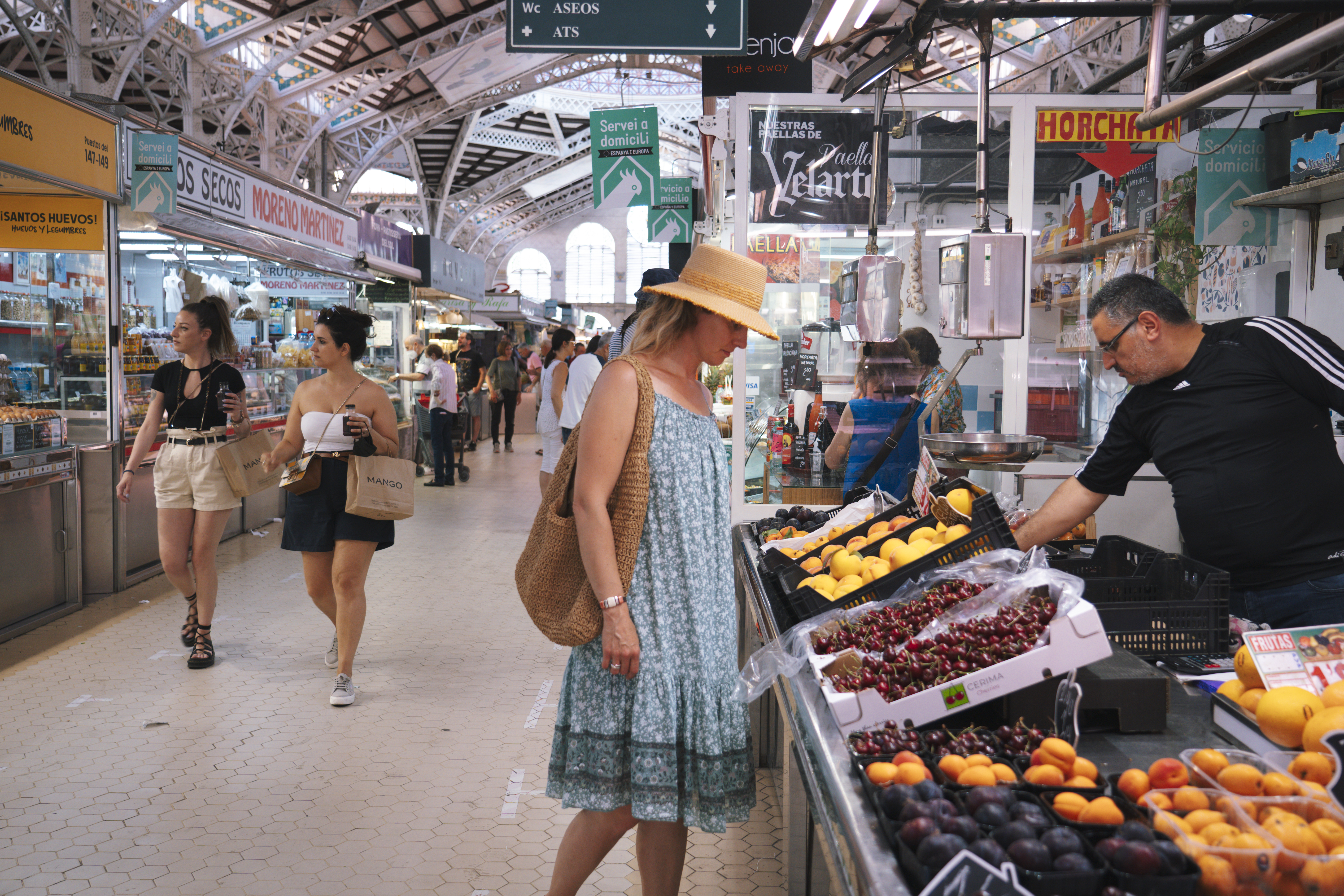 »DAS GEBÄUDE AUS DEM JAHR 1928 ERINNERT MIT SEINEN EISERNEN SÄULEN AN DEN EIFFELTURM.« Wohin das Auge schaut: Auf dem Mercado Central werden die Produkte aus dem grünen Gürtel angeboten. Foto: © iStock.com/pawel.gaul