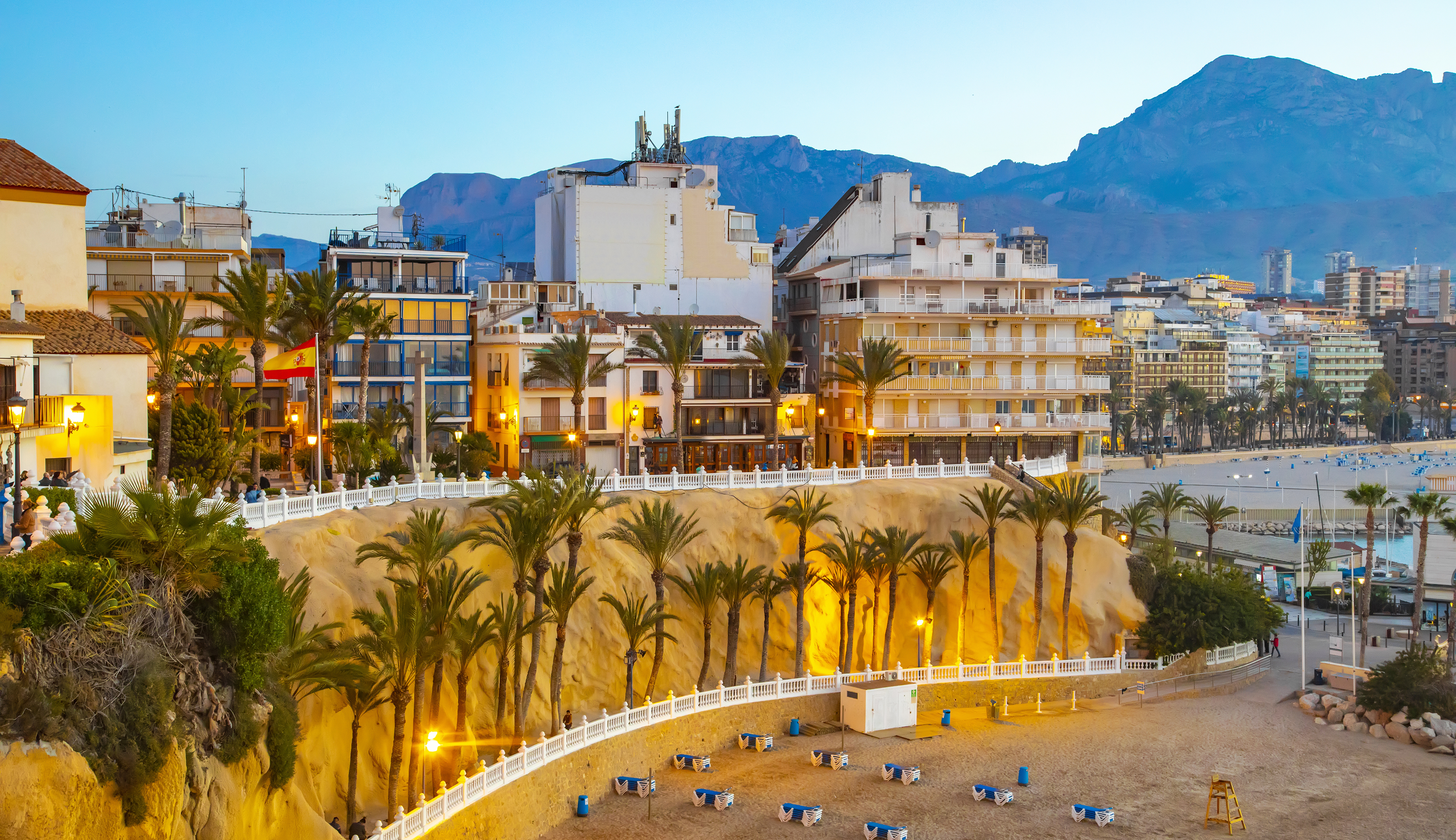Abendstimmung in Benidorm Stadt Foto: © iStock.com/arcady_31