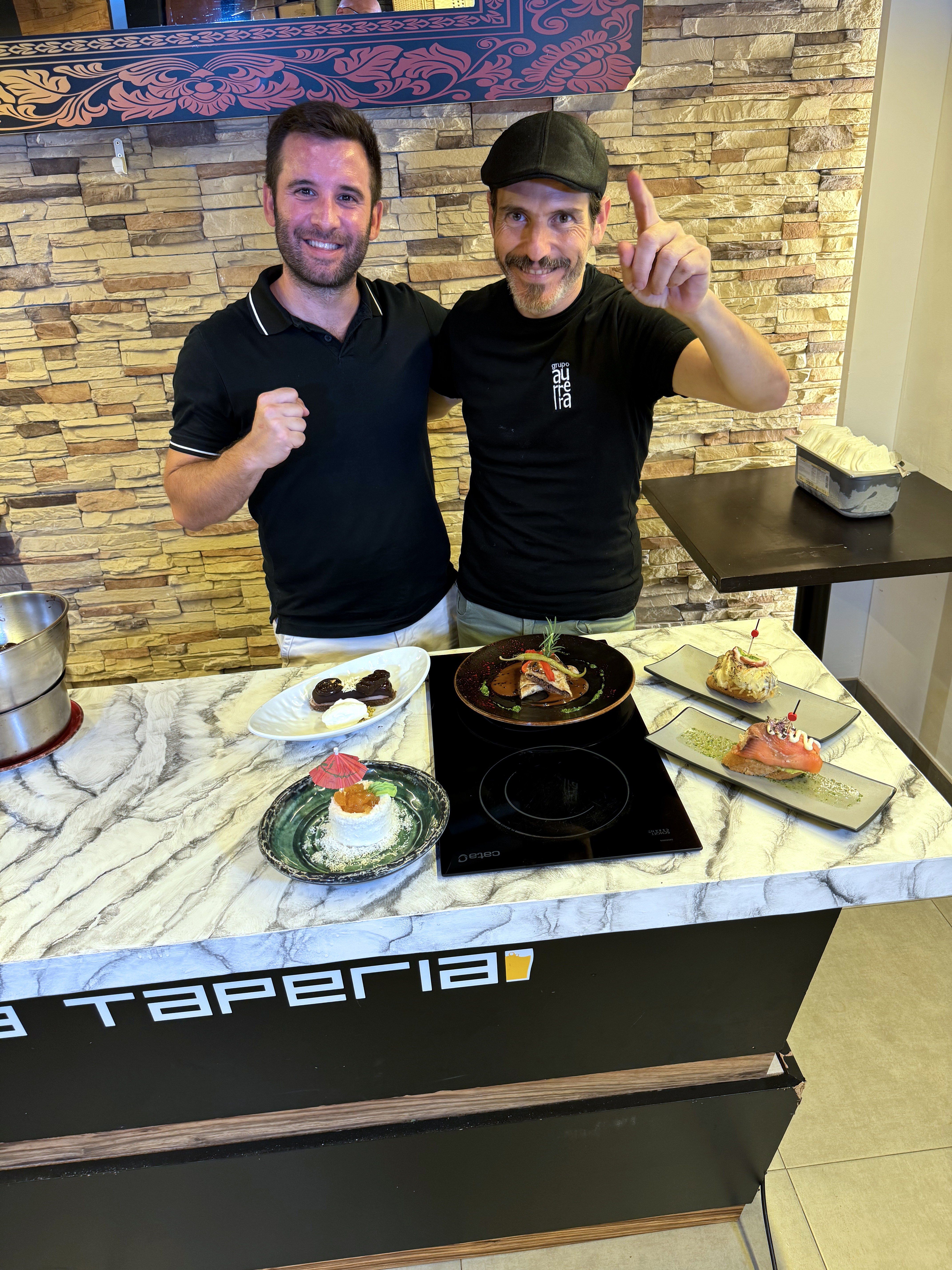 Der Tapas-Künstler Sergio Garrido (rechts) mit Pressesprecher Lucho Perez Foto: © rg