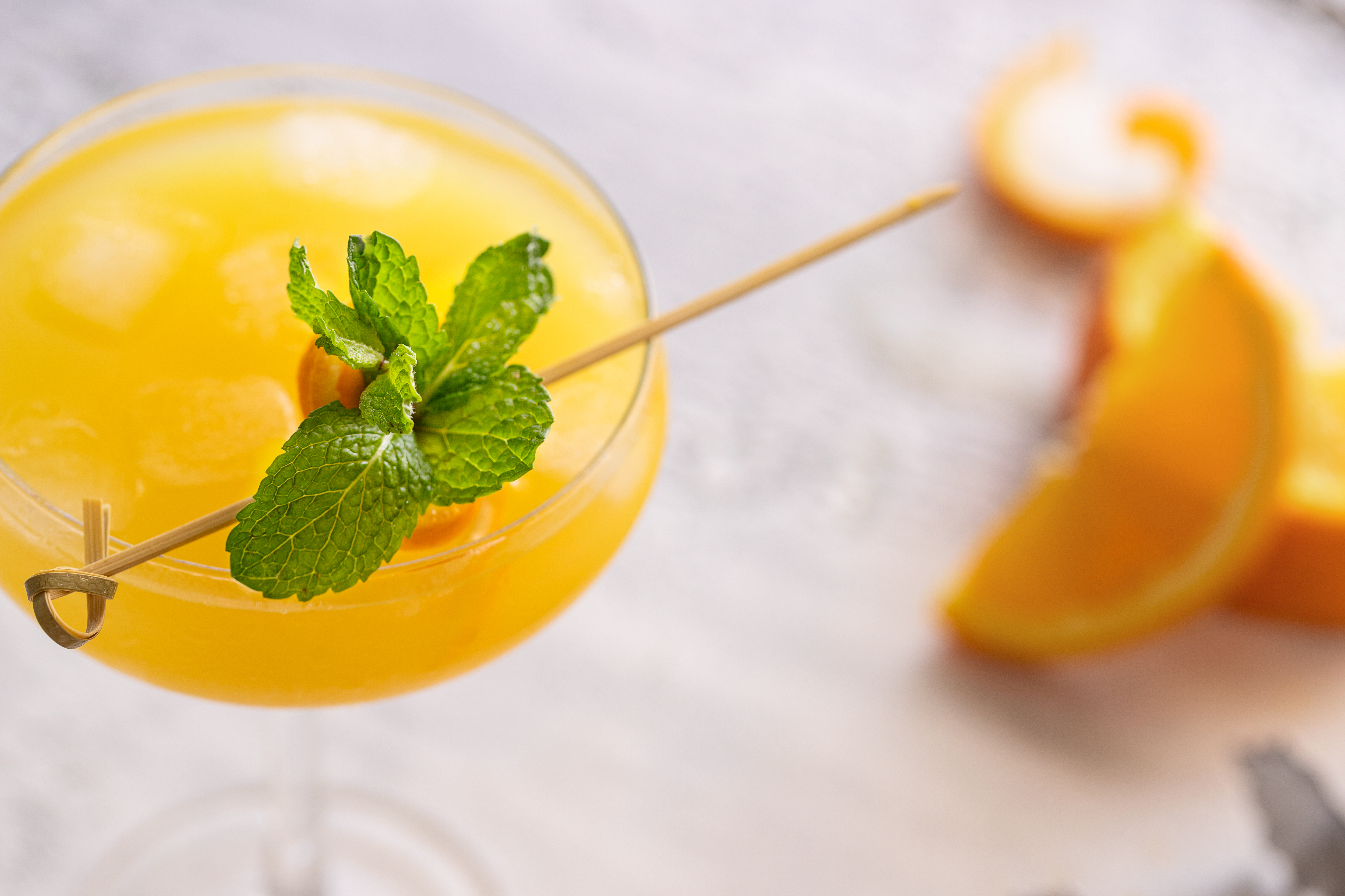 Das Agua de Valencia wird mit frisch gepressten Orangen serviert. Foto: © iStock.com/vasantytf