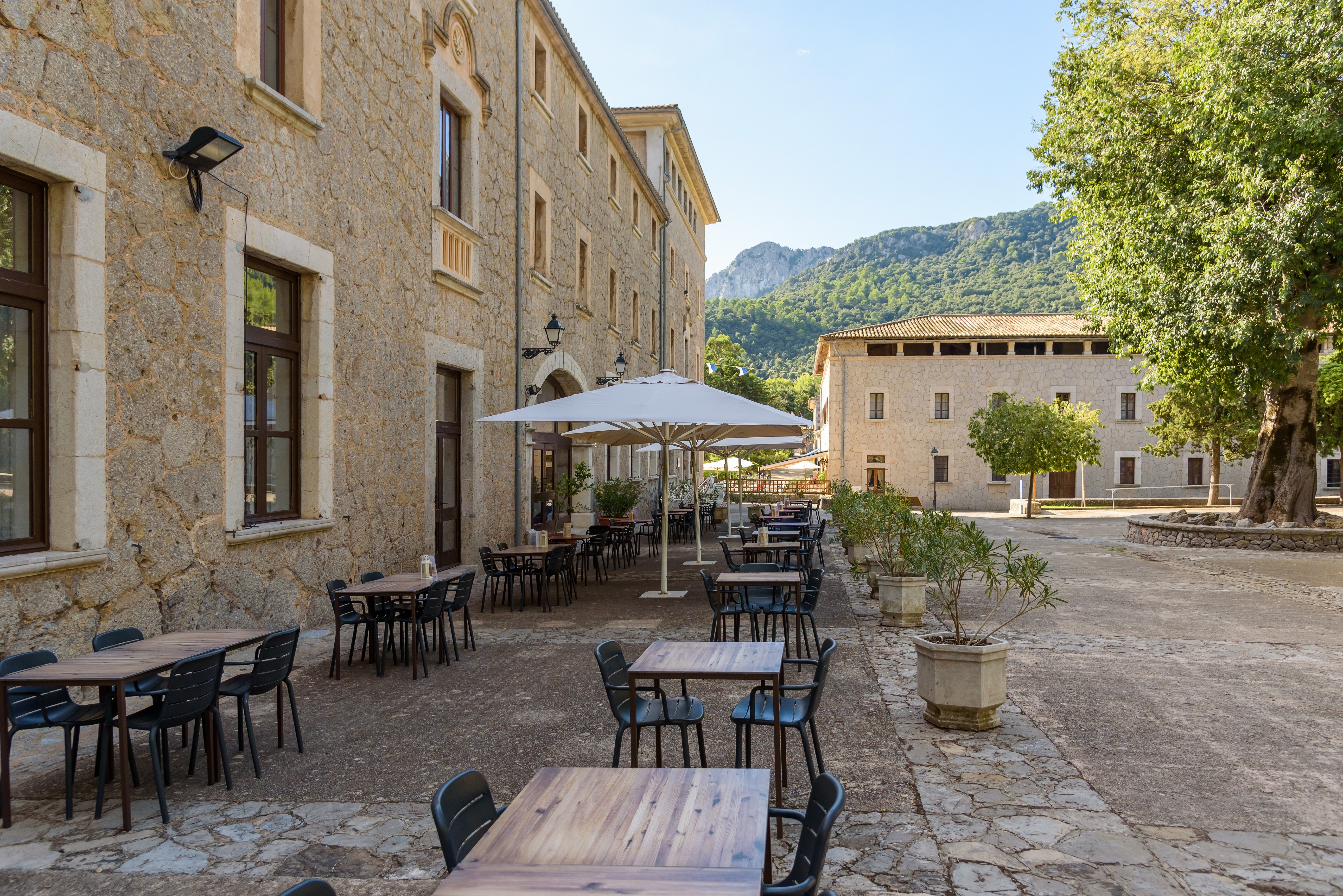 Der Aufenthalt im Kloster ist eine einzigartige Erfahrung, die es Ihnen ermöglicht, eine Oase des Friedens und der inneren Ruhe zu erleben. Foto: © iStock.com/mkos83