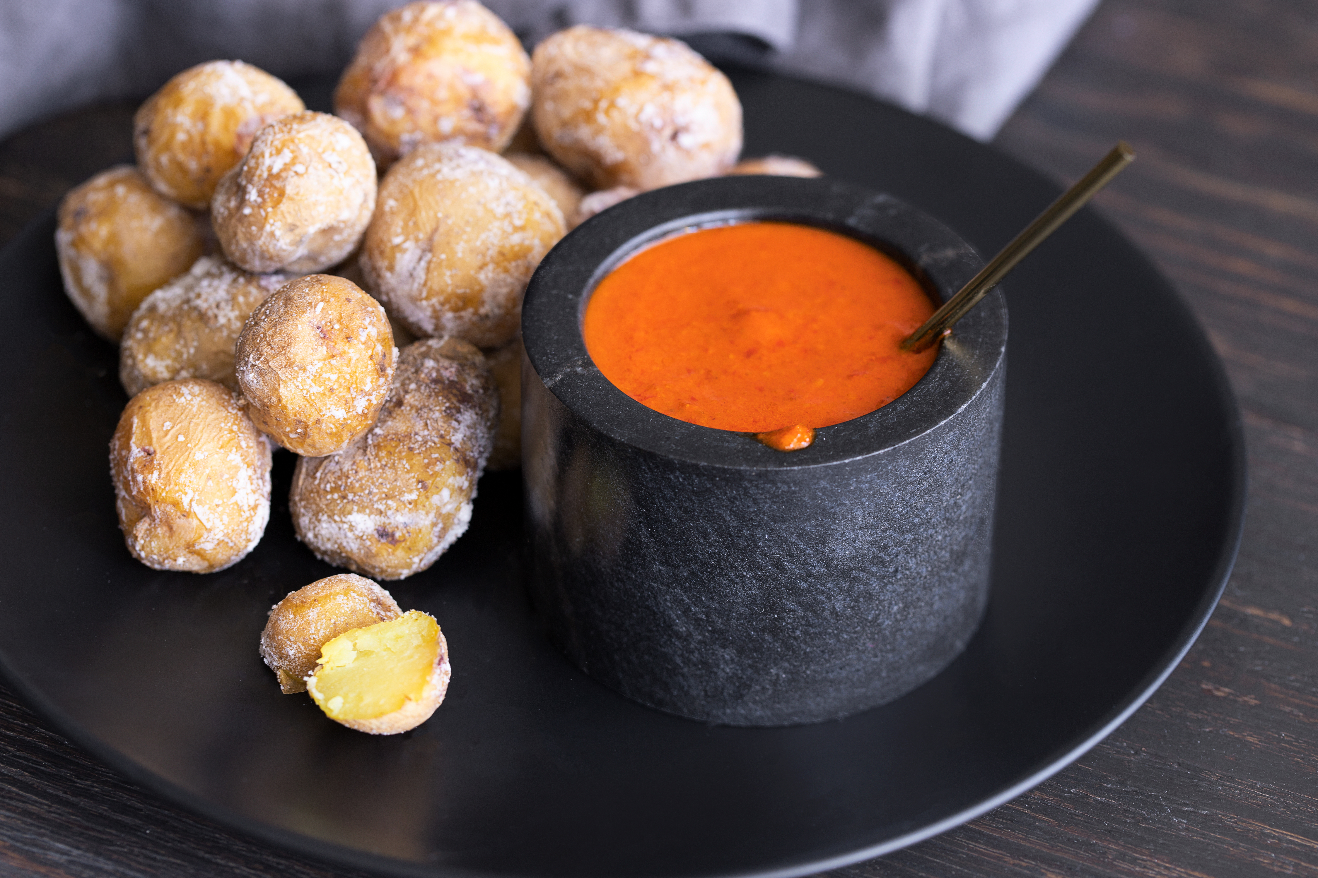 Papas Arrugadas – Kartoffeln mit Salzkruste – angerichtet mit einer scharfen kanarischen Sauce, der sogenannten Mojo Picon Foto: © iStock.com / vasantytf
