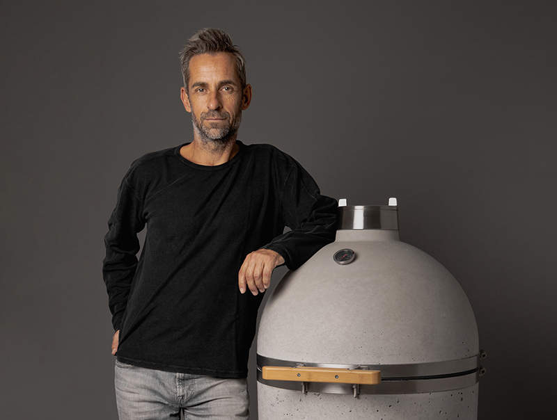 Axel Puhlmann ist passionierter Grill-Enthusiast und hat seine Liebe zu Design und Kulinarik mit der Entwicklung dieses Highend-Gerätes verwirklicht. Foto: © Compadre Grills