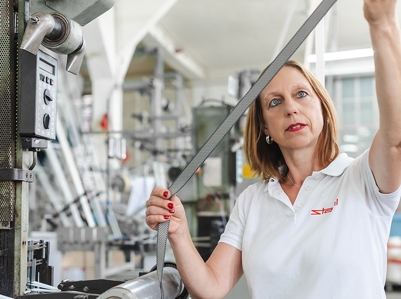 Die mehrfarbigen Gurte überzeugen auch in der Anwendung, da die leicht noppenartige Haptik die Griffigkeit steigert. Foto: © Sandro Brezger