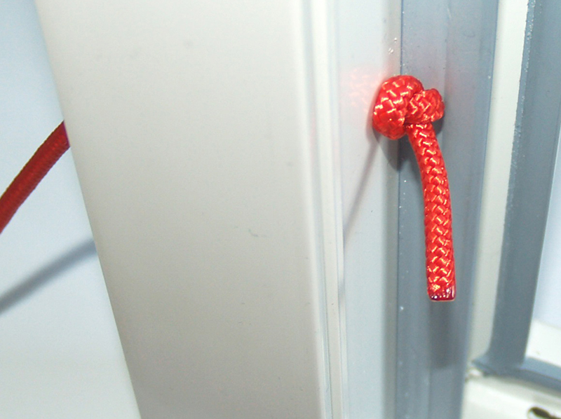 Die hochfesten Fenstertrageleinen sind an einem Ende mit einem Knoten versehen. Diese Konstruktion ermöglicht es, die Leinen bereits während der Fensterproduktion von der Innenseite des Fensterrahmens in die Fenstermontagebohrungen einzuführen. Foto: © F.Zwei GmbH