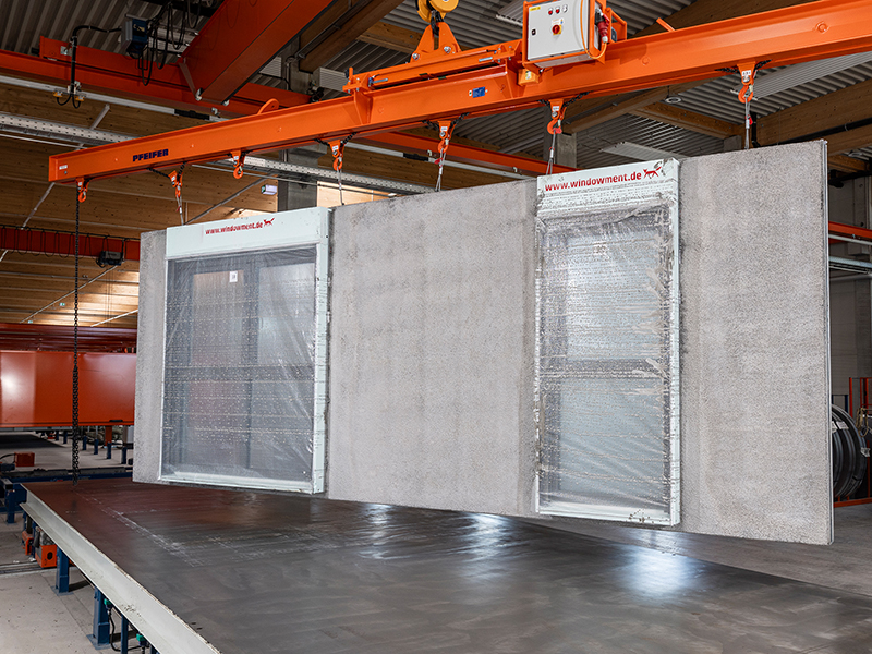 Die komplett nach genauer Planung vorkonfektionierten und beim Fensterbauer mit dem dazugehörigen Fenster verheirateten Windowment-Module können problemlos in die Vorfertigung von Betonfertigteilwänden integriert werden. Hierzu werden die vor dem Eindringen von Zementmilch geschützten Fenstermodule millimetergenau auf die Schalfläche der Paletten positioniert. Foto: © CBS Home