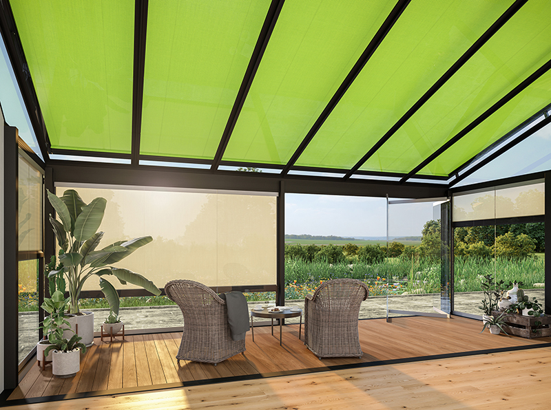 Aufglas- und Unterglasmarkisen schaffen eine angenehme Wohnqualität in einem Wintergarten oder unter einem Terrassen-Glasdach. Foto: © Markilux