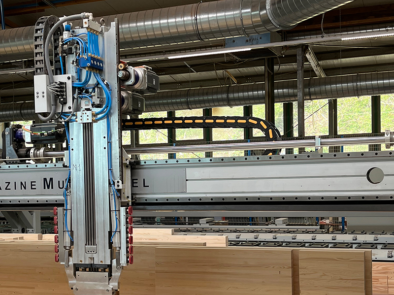 Sämtliche Bearbeitungsschritte erfolgen bei NIVEAU vollautomatisch. Mithilfe eines intelligenten Kransystems mit Saugelementen werden die Kanteln in das Zwischenlager und den Flächenteilepuffer transportiert. Foto: © NIVEAU Fenster Westerburg GmbH