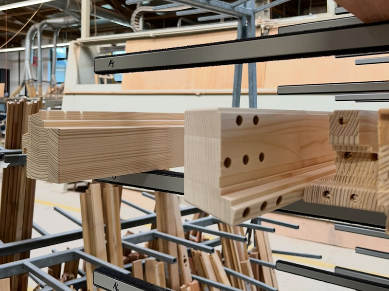 Zwischenlagerung der fertig bearbeiteten Kanteln vor der Rahmen- und Flügelmontage. Foto: © NIVEAU Fenster Westerburg GmbH