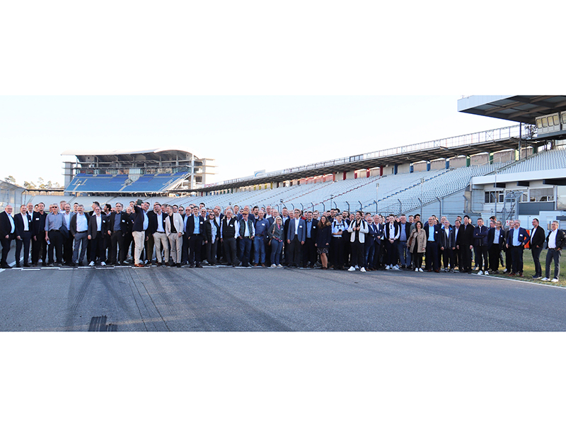 Über 180 Personen auf einem Gruppenfoto, dafür bot sich die Start-Ziel-Gerade des Hockenheimrings geradezu an. Foto: © Vössing