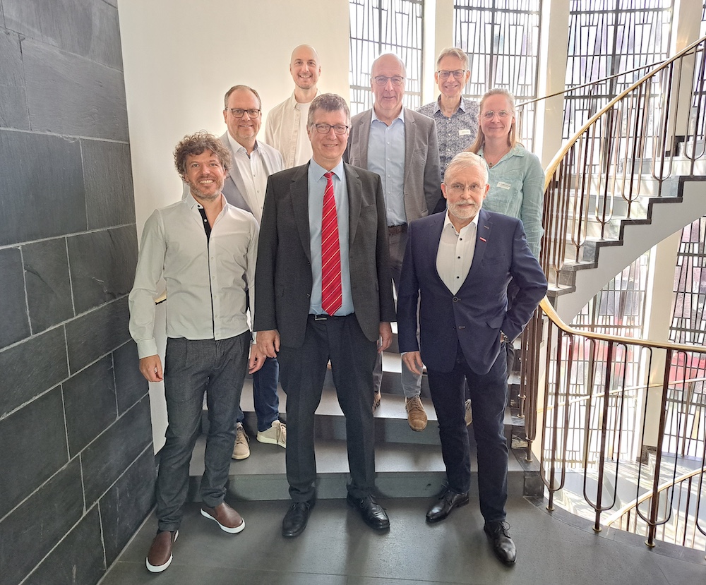 Gaben einen Einblick in Robotik, Digitalisierung und Automation in Unternehmen: vorn von links: Rodja Trappe (Zauberzeug), Dr. Carsten Cruse (CLK), Gerhard Spreckelmeyer (Trinso); hinten von links: Markus Hartmann (HWK), Hermann Pook (Zentrale Leitstelle für Technologietransfer Innovation und Technologietransfer), Thomas Harten, Andreas Spiller und Dr. Martina Viefhues (alle HWK) Foto: © HWK Münster