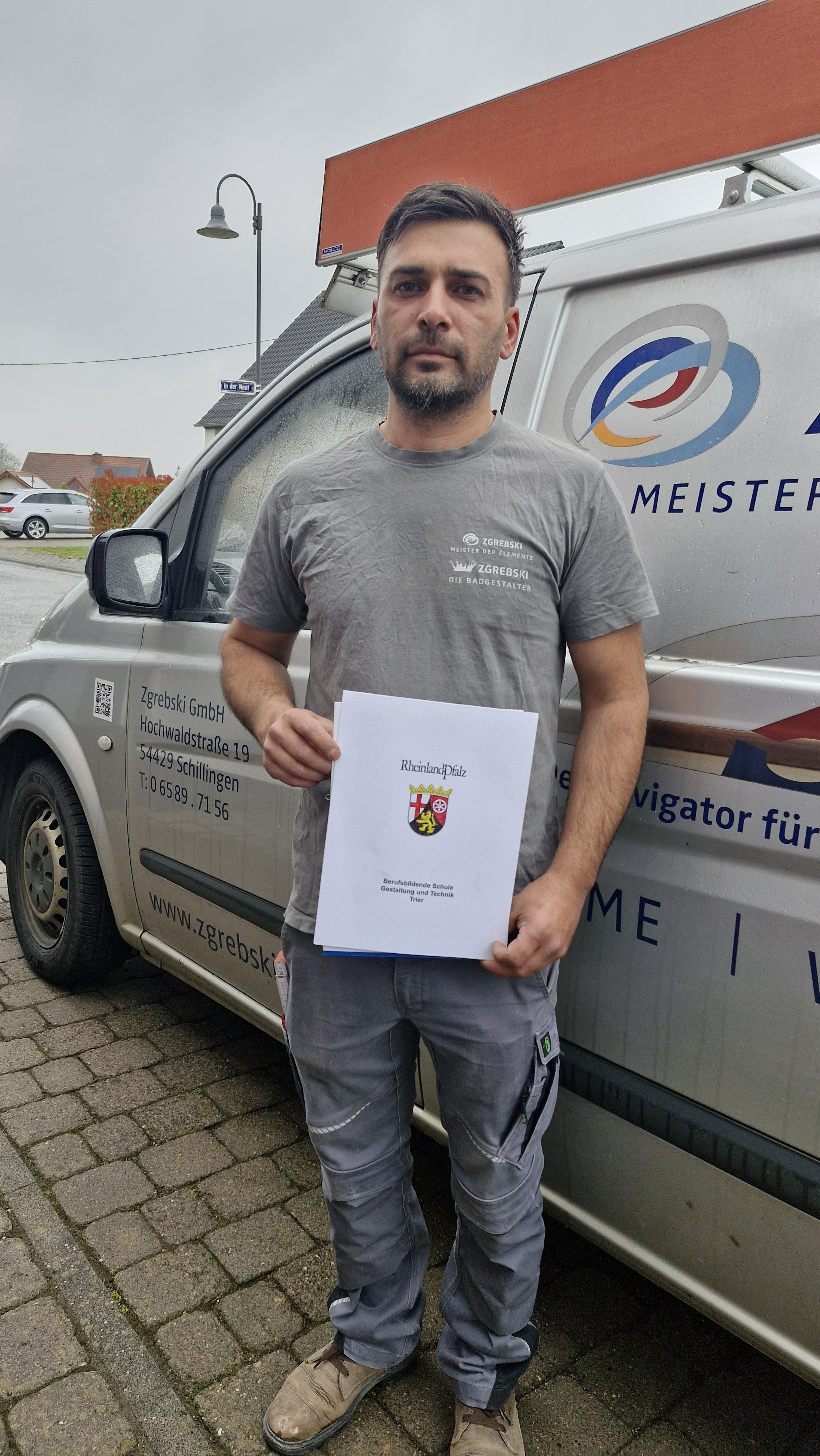 Den Gesellenbrief in der Hand – mit Unterstützung hat Elvis Kurtishi es geschafft. Foto: © Constanze Knaack-Schweigstill