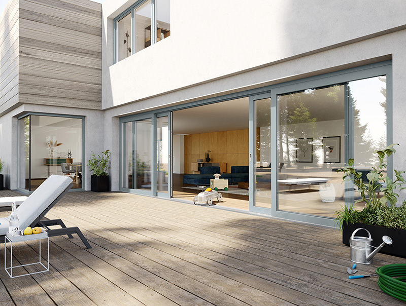 Trend 2 & 3: Der Garten wird zum erweiterten Wohnzimmer mit großen Hebe- und Schiebetüren. Die Profile sind in silbergrau gehalten. Foto: © Weru