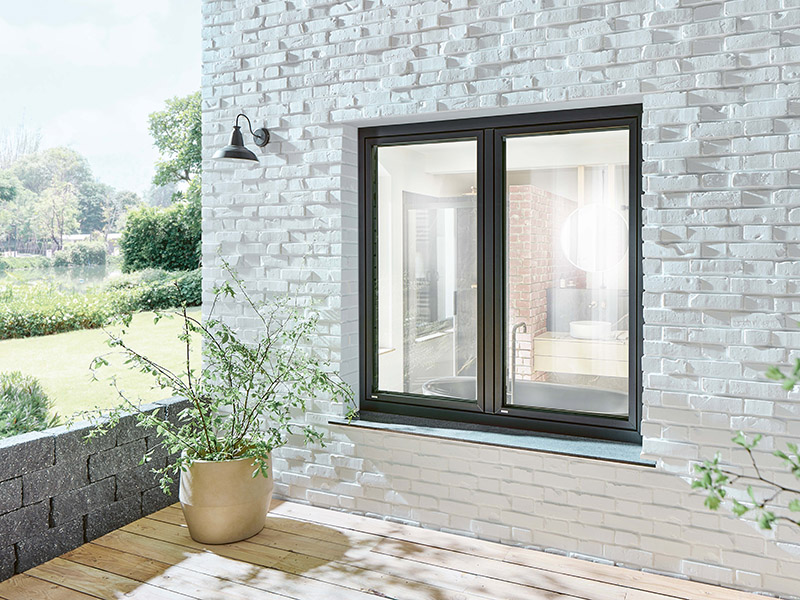 Trend 4: Schmale Profile und Flügel, die flächenbündig schließen, erlauben eine noch größere Fensterfläche. Alles in umbragrau. Foto: © Weru