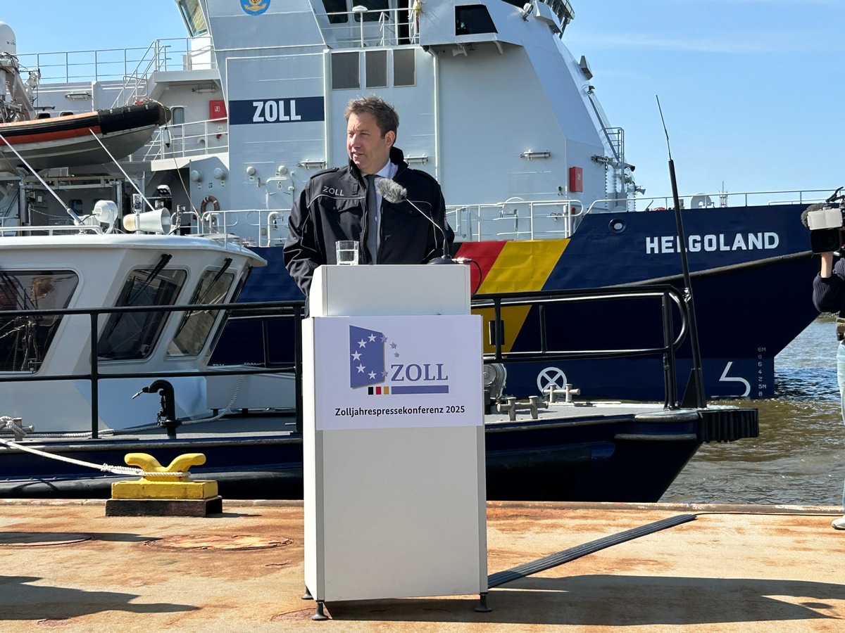Bundesfinanzminister Lars Klingbeil. Nach der Pressekonferenz ging es mit Einsatzkräften des Zolls vom Terminal zur Kontrolle auf ein Containerschiff. Foto: © Generalzolldirektion