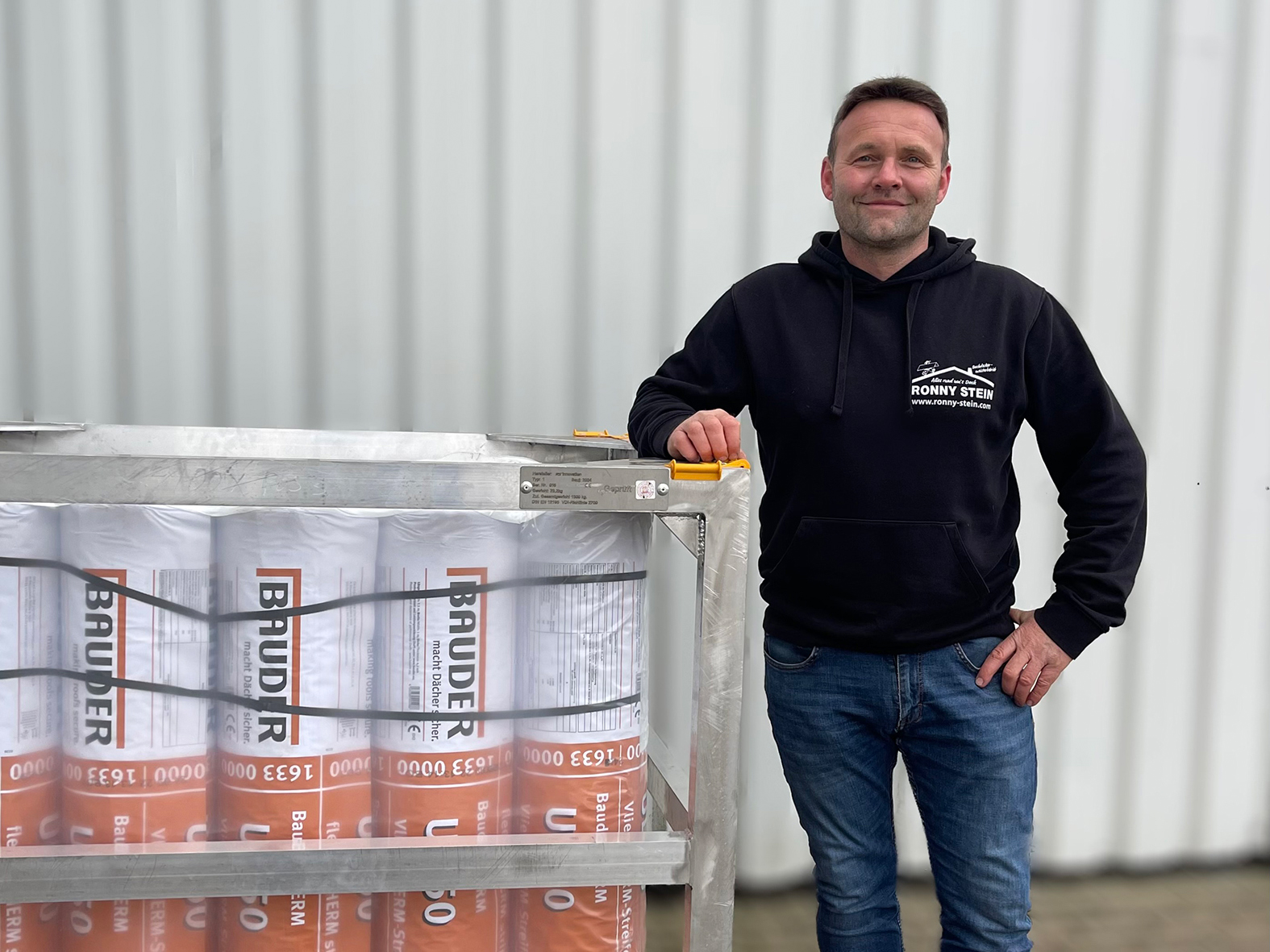 Bei der Ankunft gibt es keine bösen Überraschungen mehr, wenn die Ladeklappe geöffnet wird, berichtet Ronny Stein, Dachdeckermeister aus Bruschied im Landkreis Bad Kreuznach, über sein preisgekröntes Transportsicherungssystem. Foto: © Ronny Stein