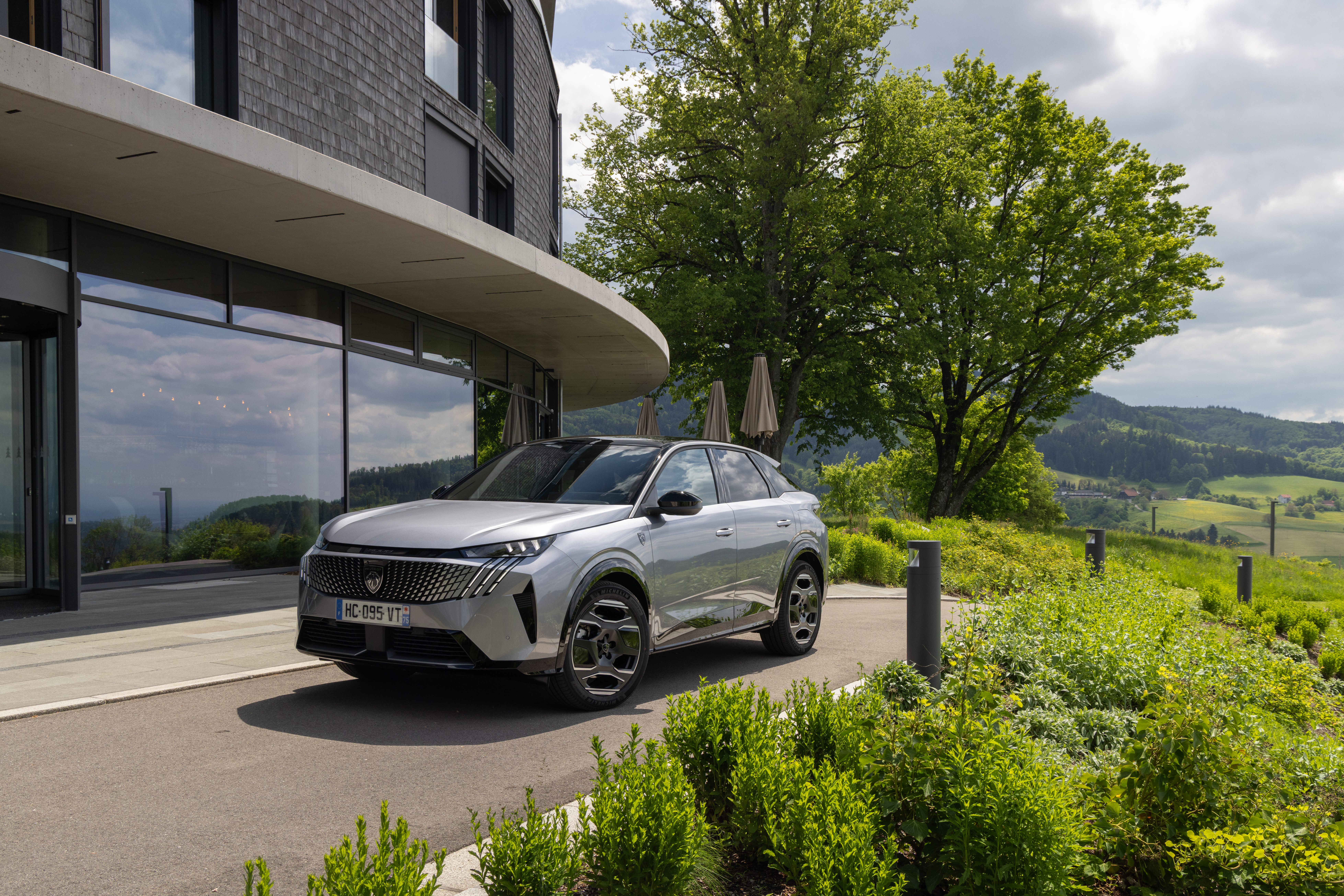 Hier der Peugeot E-3008 in der Dual Motor-Ausführung. Foto: © Peugeot