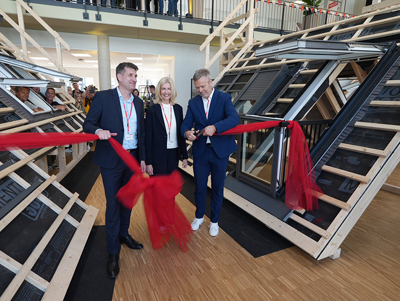 Matthias Mager und Silke Stehr von der Geschäftsführung Velux Deutschlands sowie Jacob Madsen, Executive Vice President für die Vertriebsregion Nord der VELUX Gruppe (von links nach rechts), eröffneten mit der Velux Akademie in Düsseldorf-Flingern das erste Schulungszentrum in Nordrhein-Westfalen. Foto: © Velux