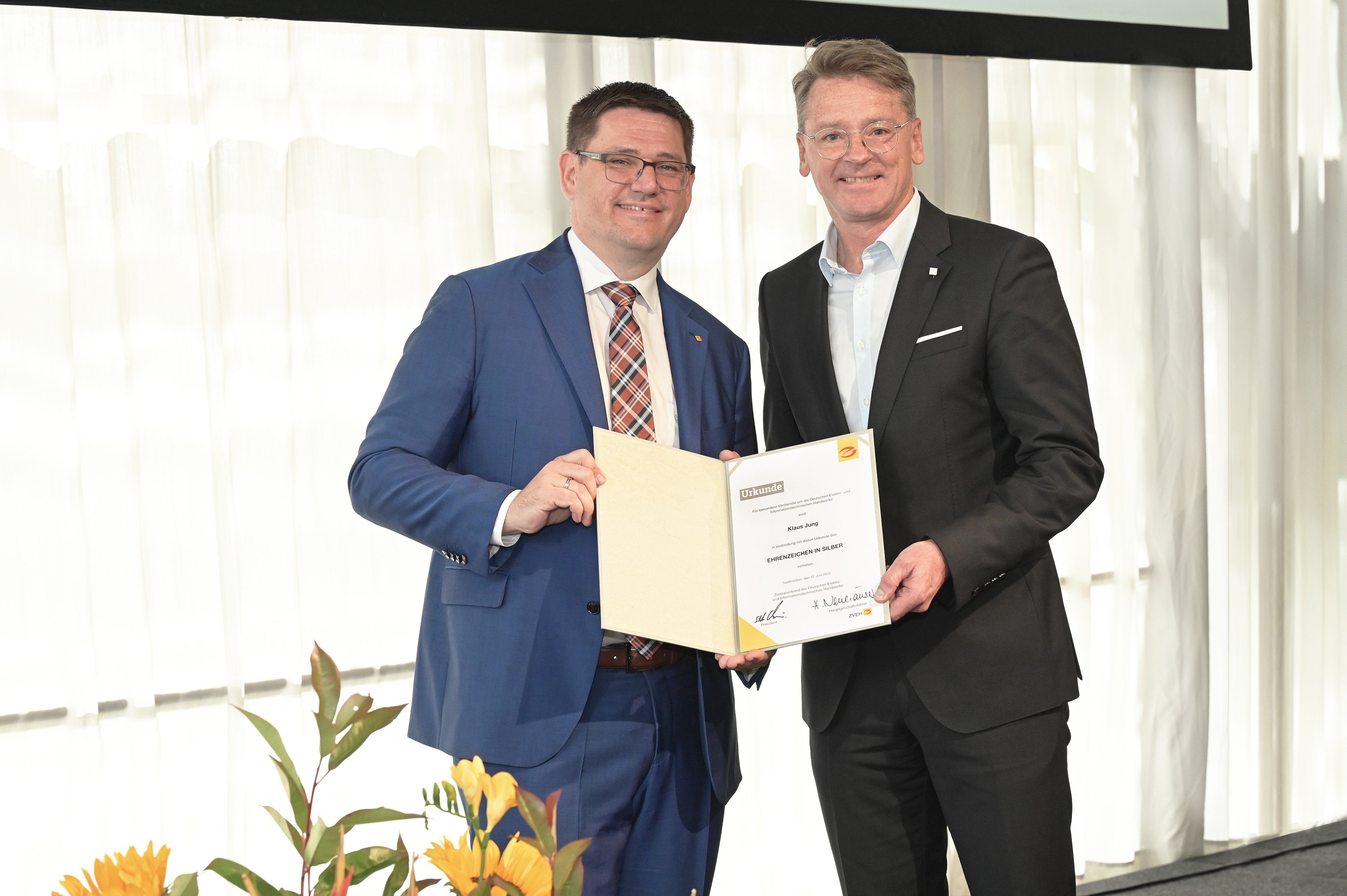 ZVEH-Präsident Stefan Ehinger (l.) zeichnete Klaus Jung mit der Silbernen Ehrennadel des ZVEH aus. Foto: © ZVEH