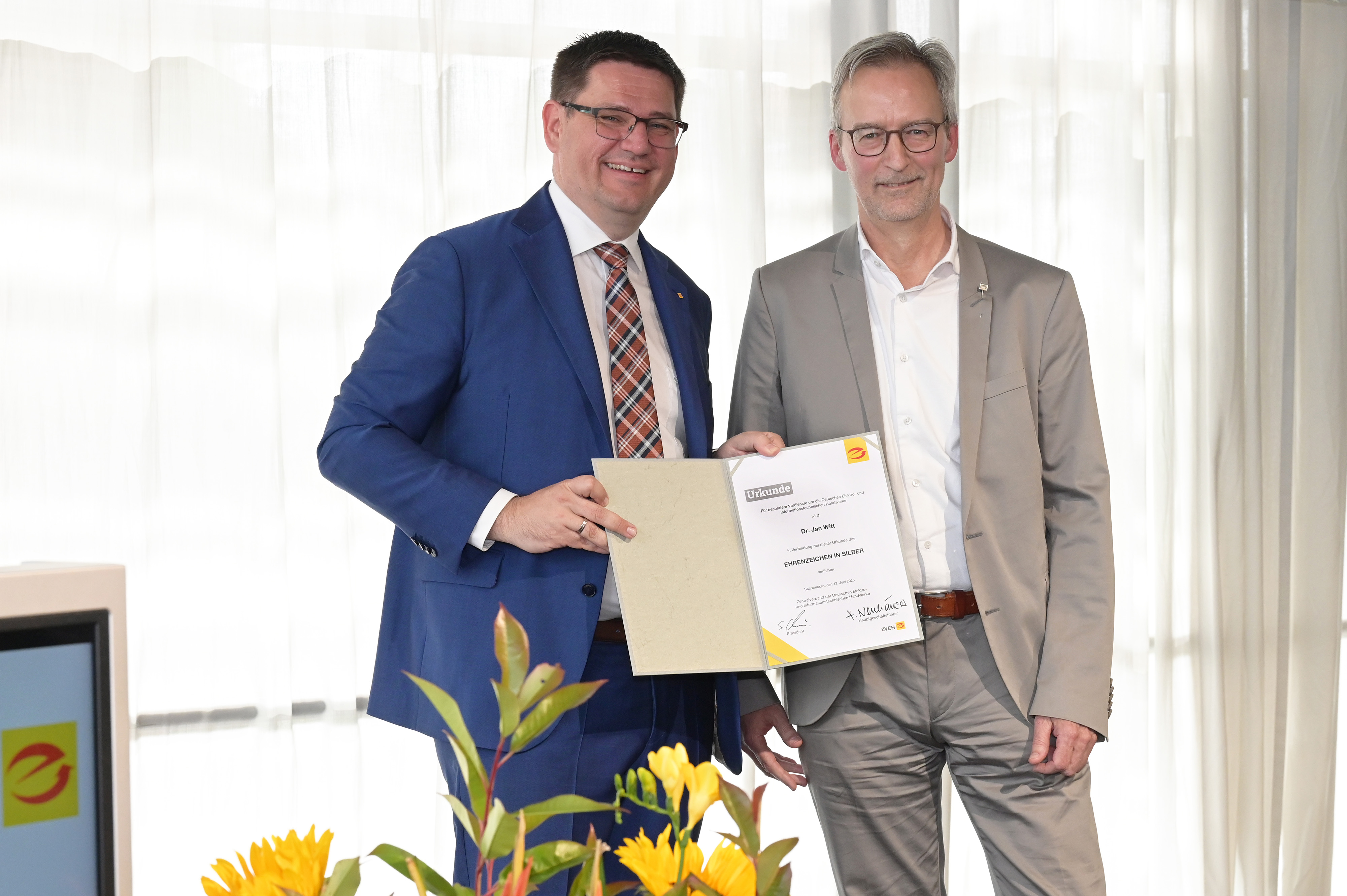 ZVEH-Präsident Stefan Ehinger (l.) überreichte Dr. Jan Witt (l.) die Ehrennadel in Silber. Foto: © ZVEH