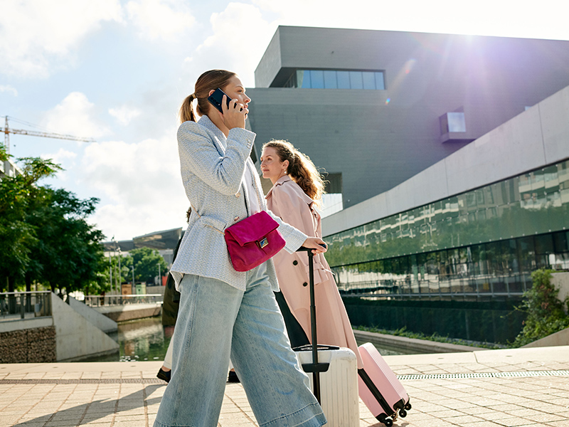 Auch unterwegs sicher verbunden: Die neuen Geschäftskundentarife der Telekom stärken die Vernetzung in kleinen und mittleren Unternehmen. Foto: © Deutsche Telekom