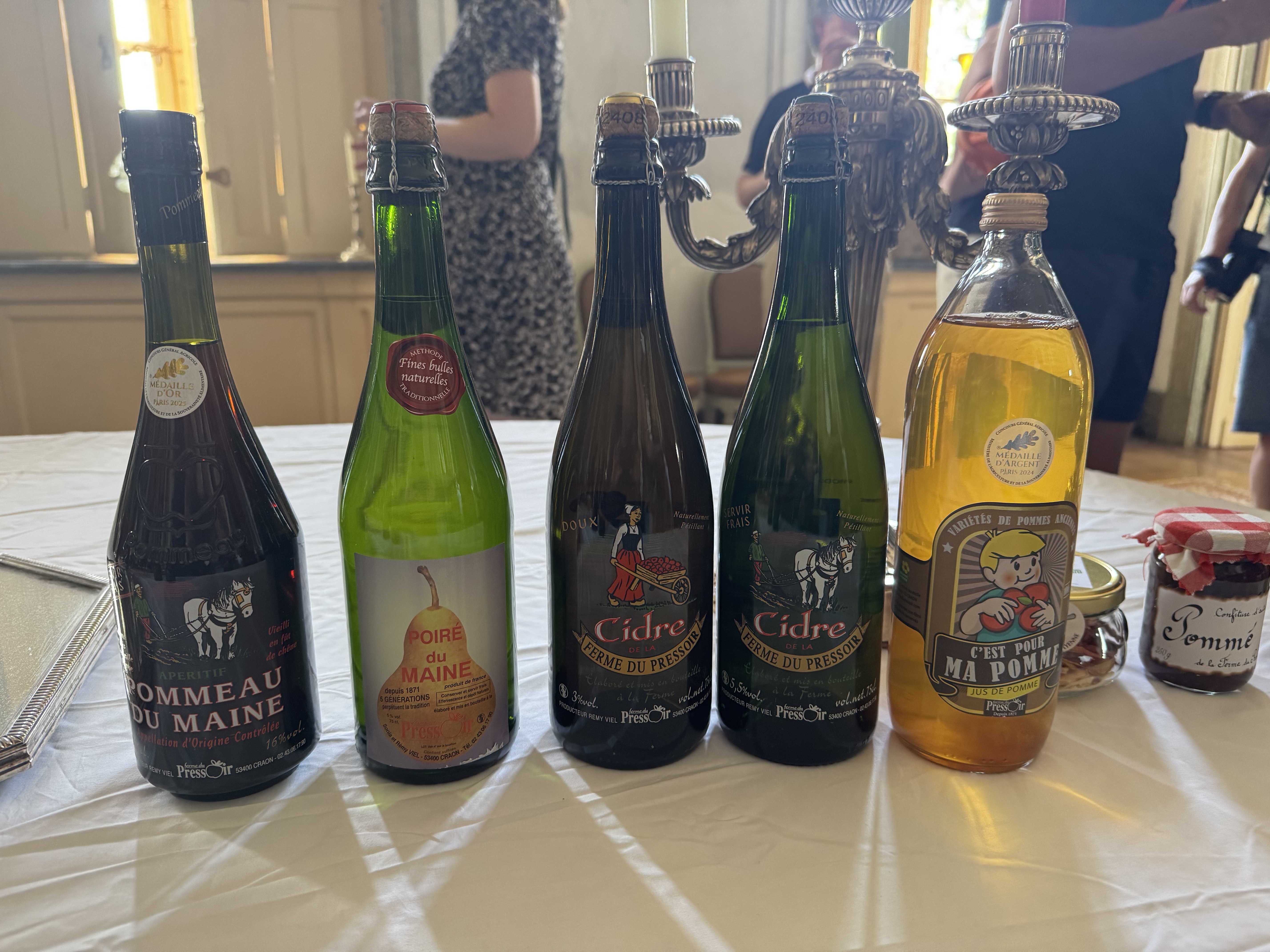 Cidre, Pommeau und reiner Apfelsaft – flüssige Köstlichkeiten aus den Äpfeln und alle prämiert. Foto: © Stefan Buhren