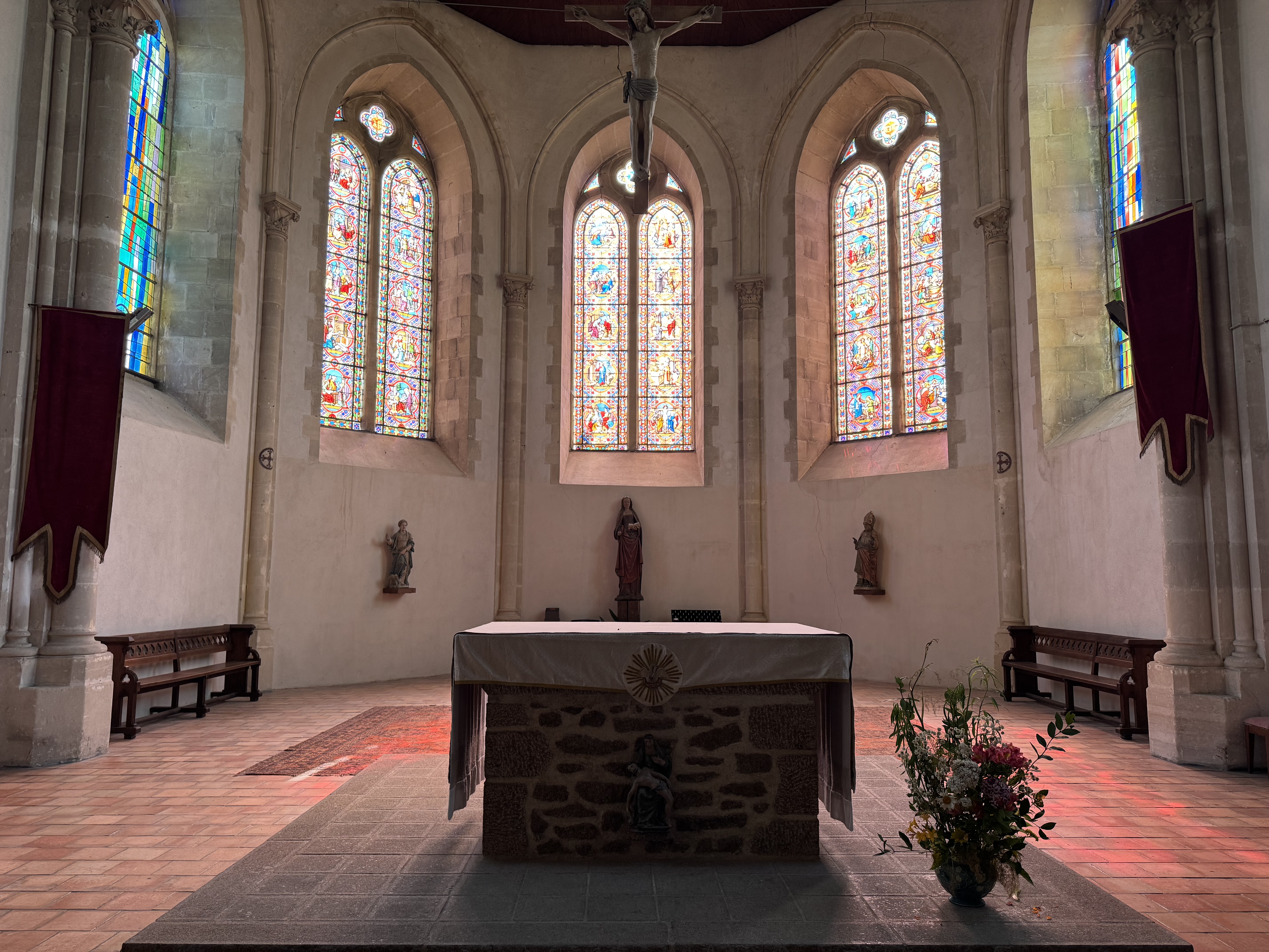 Schlicht gehalten: der Altar in der Kirche von Sainte-Suzanne. Foto: © Stefan Buhren