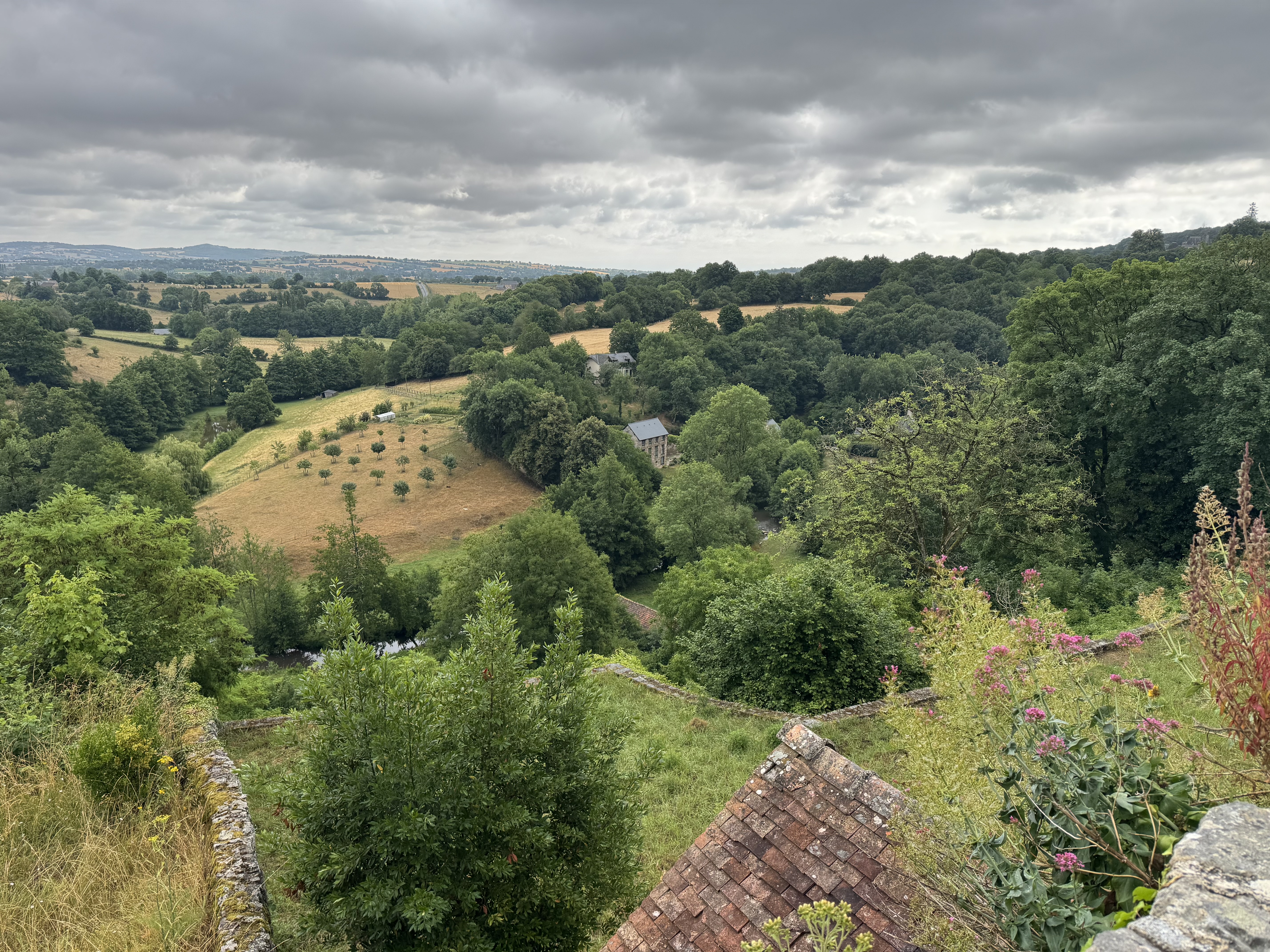 Der Ausblick von der Stadtmauer in Sainte-Suzanne. Foto: © Stefan Buhren