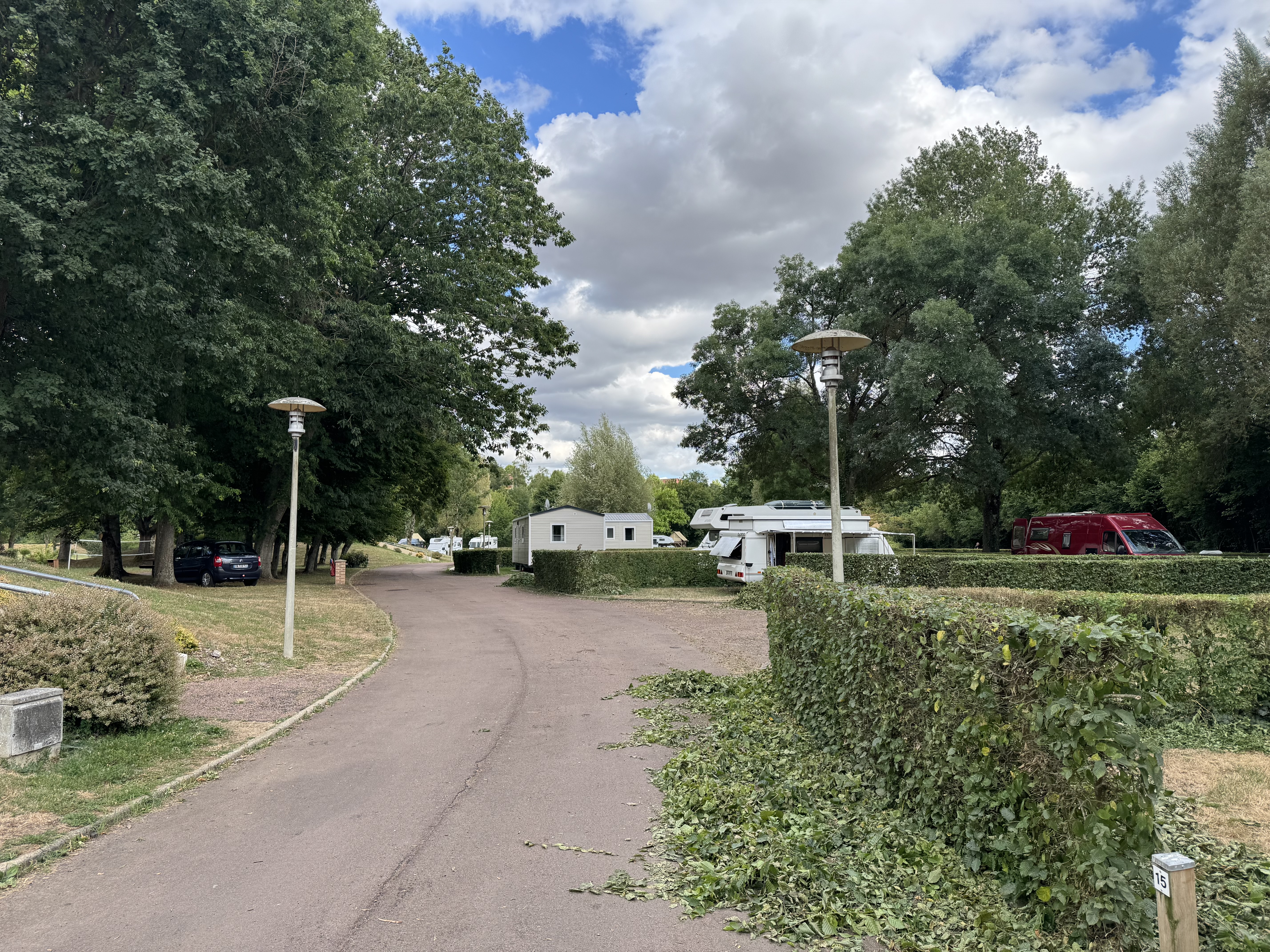 Sauber mit frisch geschnittenen Hecken zeigt sich der Campingplatz klagten die Sportbegeisterten schon abends auf dem neuen Campingplatz Camping Municipal de l'Hippodrome in Sablé-sur-Sarthe. Foto: © Stefan Buhren