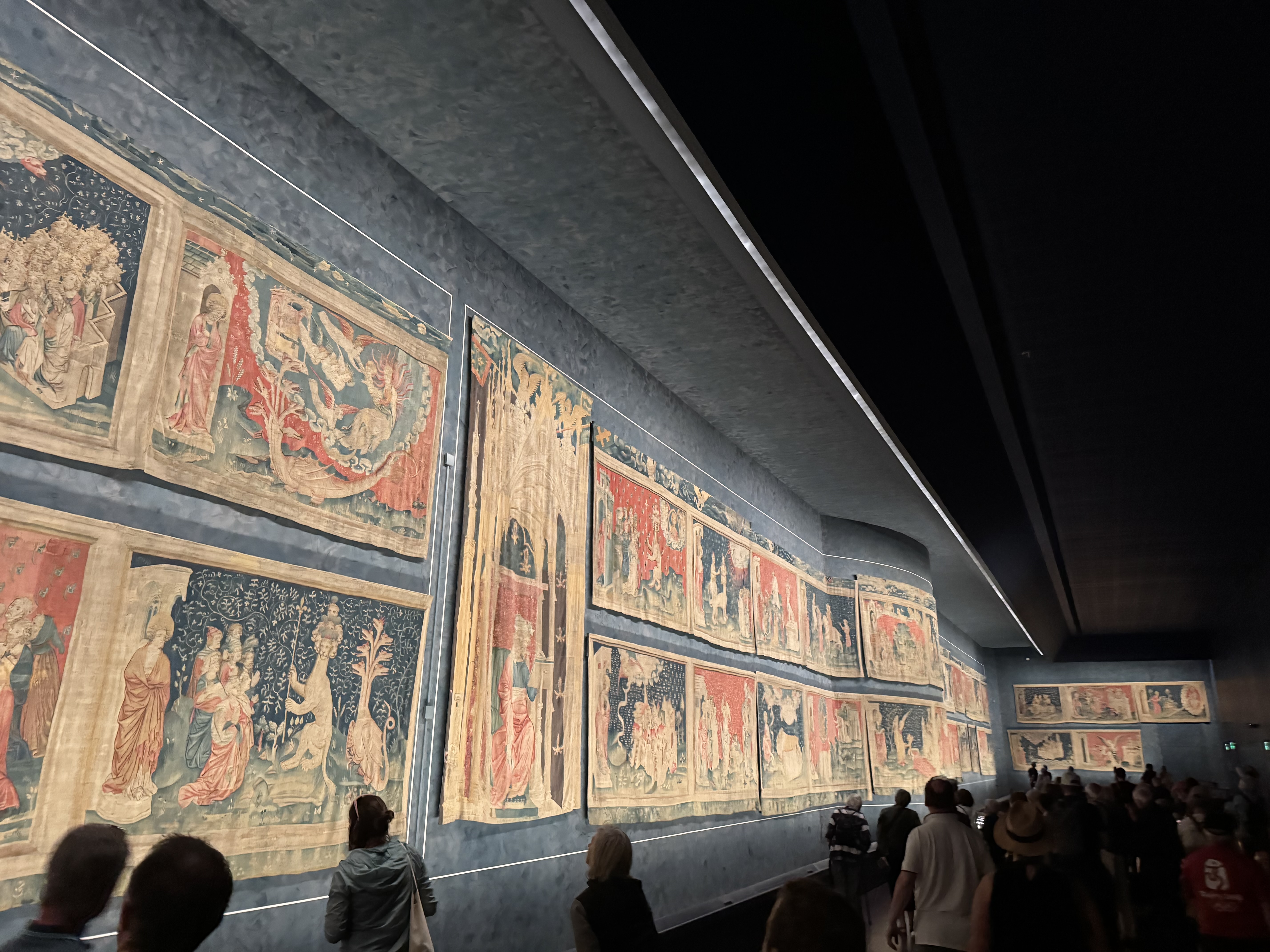 Beeindruckend: der Wandteppich im Schloss Angers mit seiner Darstellung der Apokalypse. Foto: © Stefan Buhren