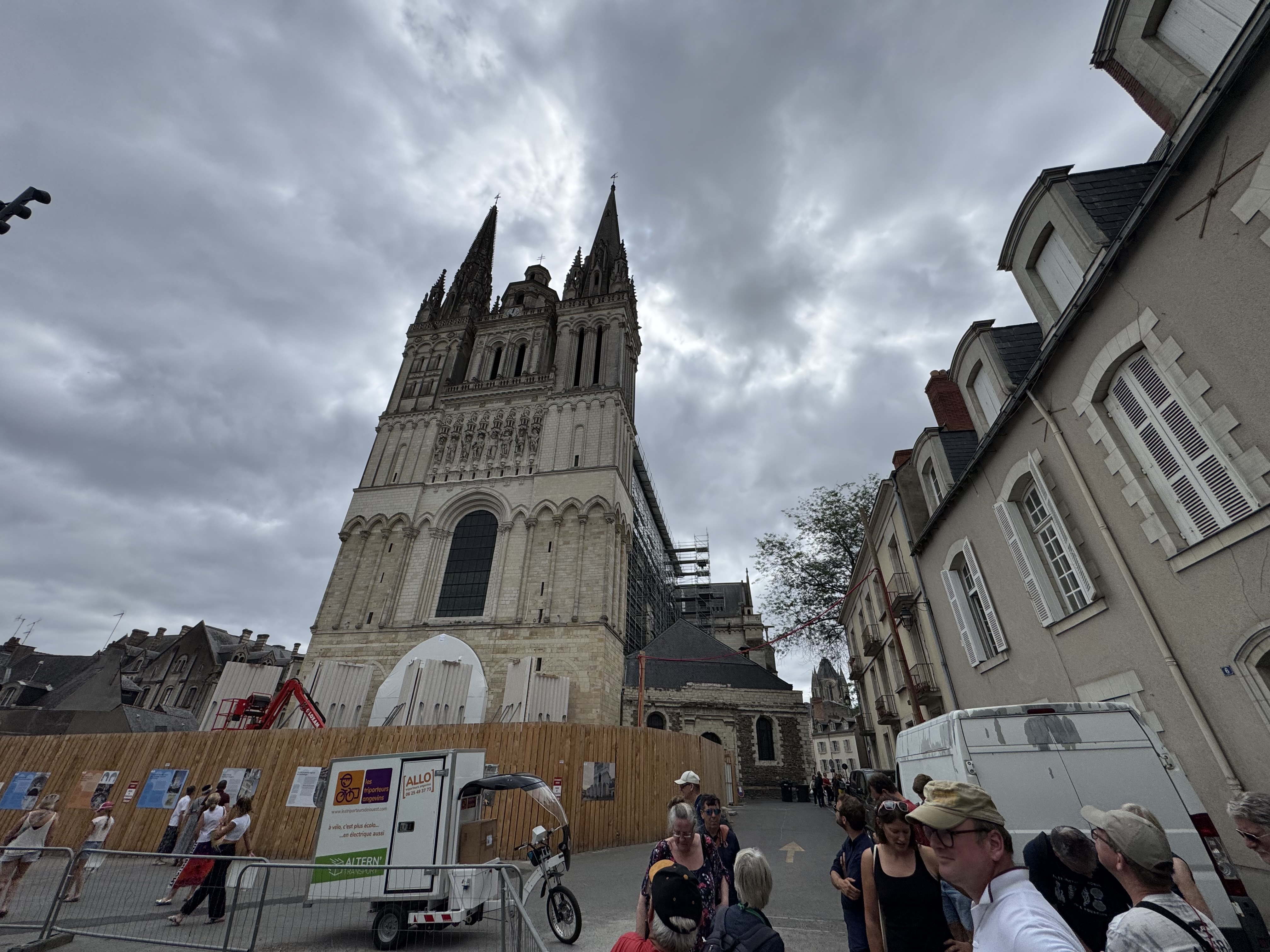 Die Kathedrale von Angers – natürlich mit Baustelle. Foto: © Stefan Buhren