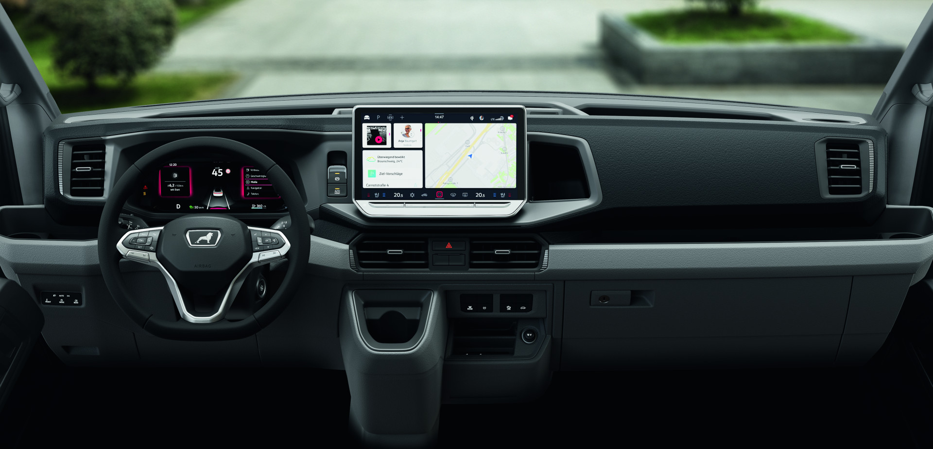 Das MAN-Cockpit erweist sich als praktisch. Es verfügt über einen intuitiven Multimedia-Touchscreen und viele Ablagemöglichkeiten. Foto: © MAN